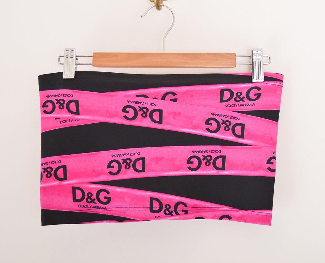 Iconic 2000's DOLCE & GABBANA pink D&G tape print stretchy boob tube top.
 
Features;
Strapless
Swimming costume style fabric
Cropped fit
Iconinc & vibrant black & pink print
MADE IN ITALY
80% Nylon / 20% Spandex
 
Sizing;
Pit to Pit; 14'' -