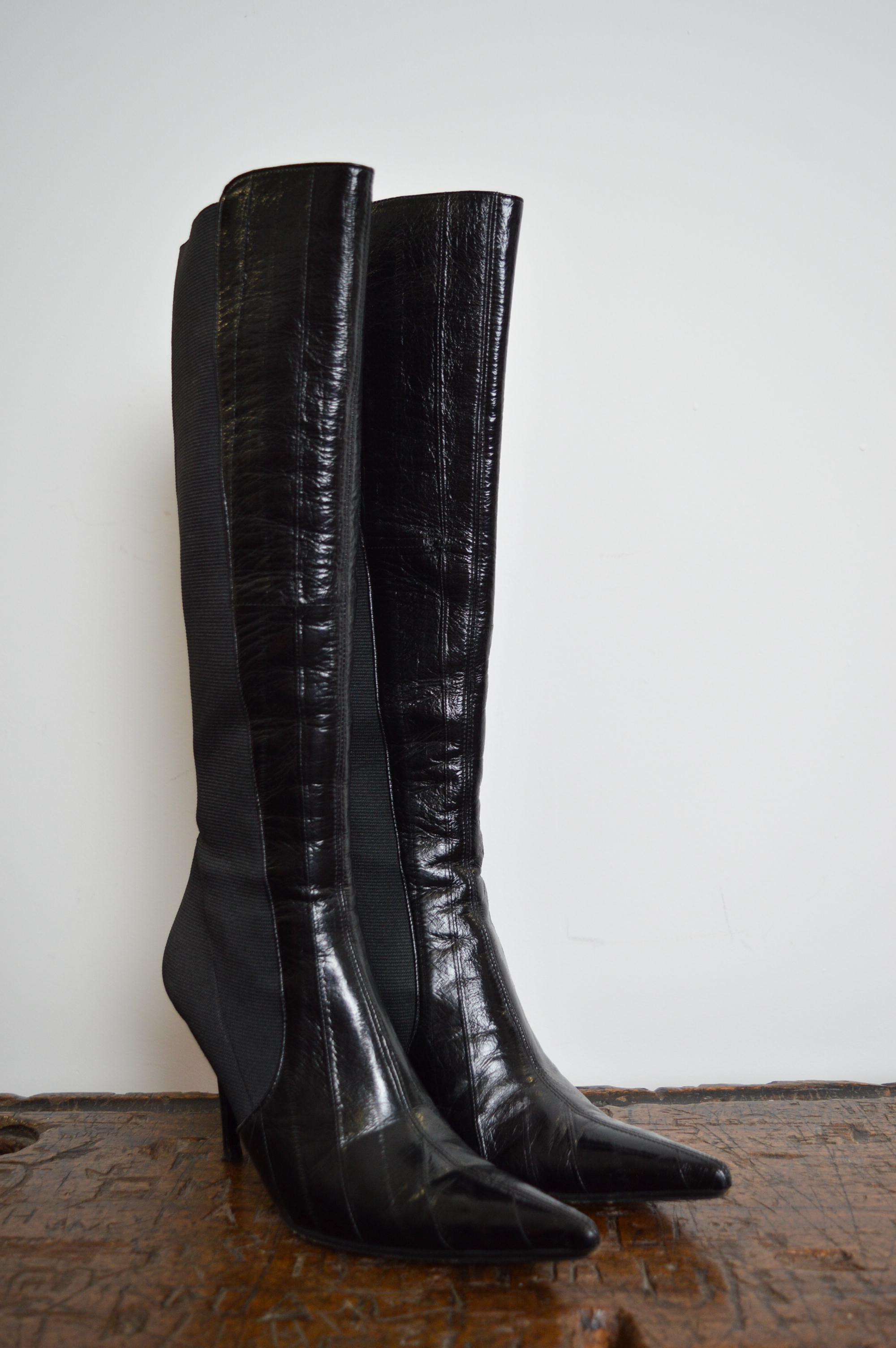 
Fabulous DOLCE & GABBANA 2000's Vintage Sexy Patent Black shiny Leather Stiletto Knee Boots !
Made in Italy. 
Pointed Toe / Stiletto Heel 
Stretchy Bandage Material panel
Patent Black leather Outer 
Leather Soles
U.K. Size 4.5 / EU Size 37.5
Heel