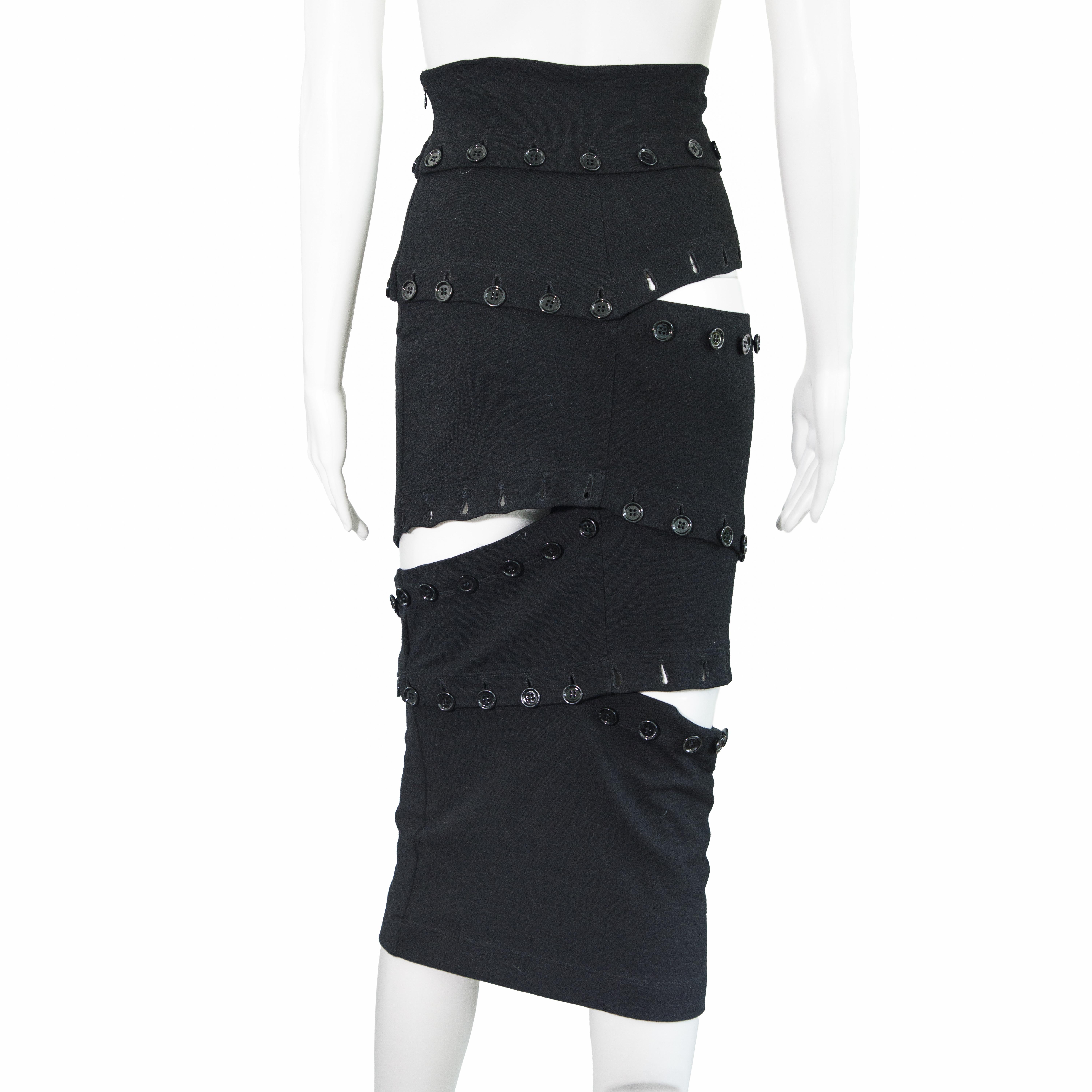 Ruder Than The Rest präsentiert einen Herbst/Winter 2003 Dolce & Gabbana Cabrio-Bodcon-Rock.

Individuell anpassbare Schaltflächen, ob aufschlussreich oder nicht. Was auch immer zu Ihrer Stimmung passt.

Enger Bodycon-Stoff, der die Figur