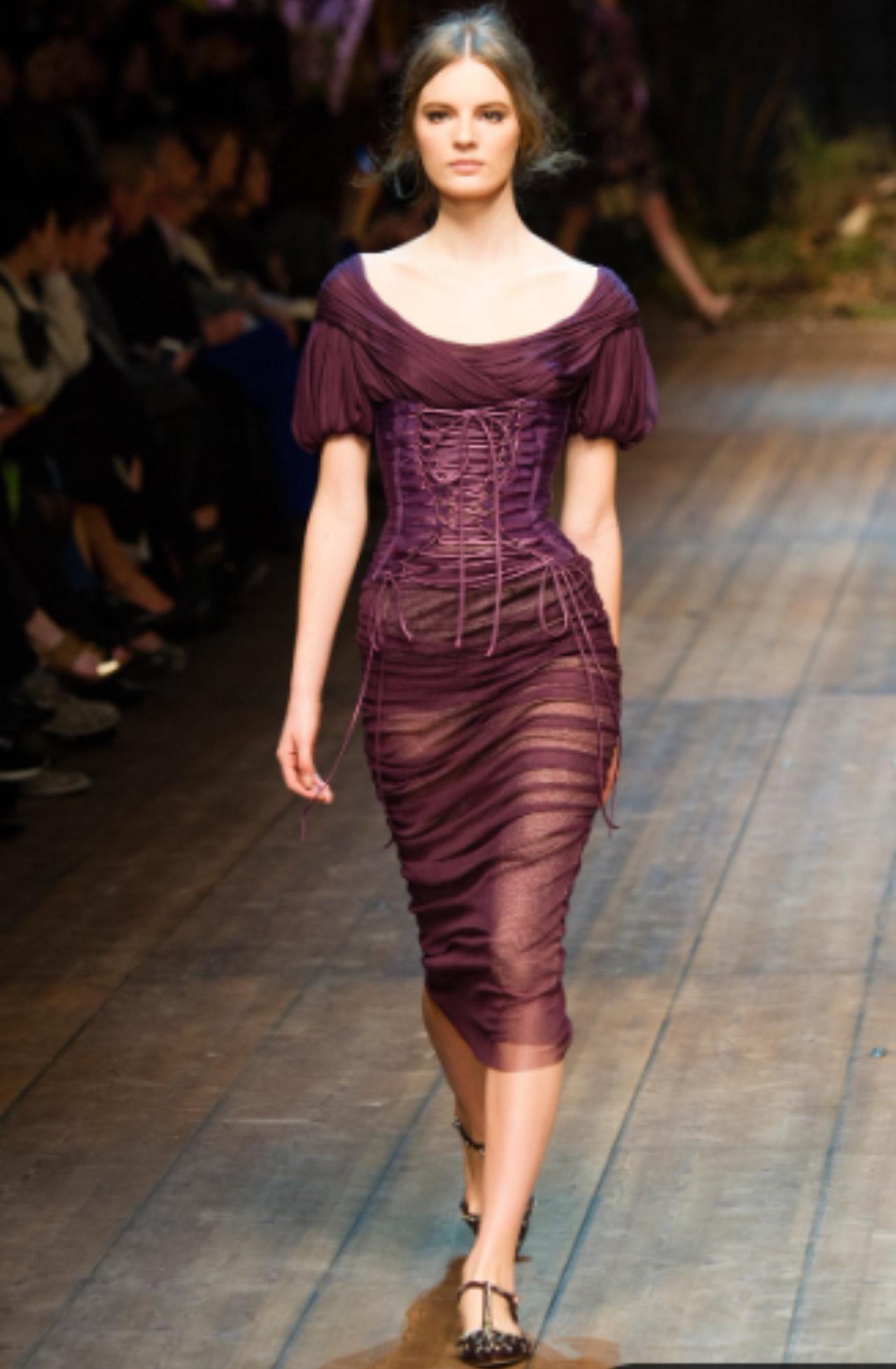 Dolce & Gabbana 2014 Schnürbares Korsett-Crop-Top - Pflaume im Zustand „Hervorragend“ im Angebot in Dallas, TX