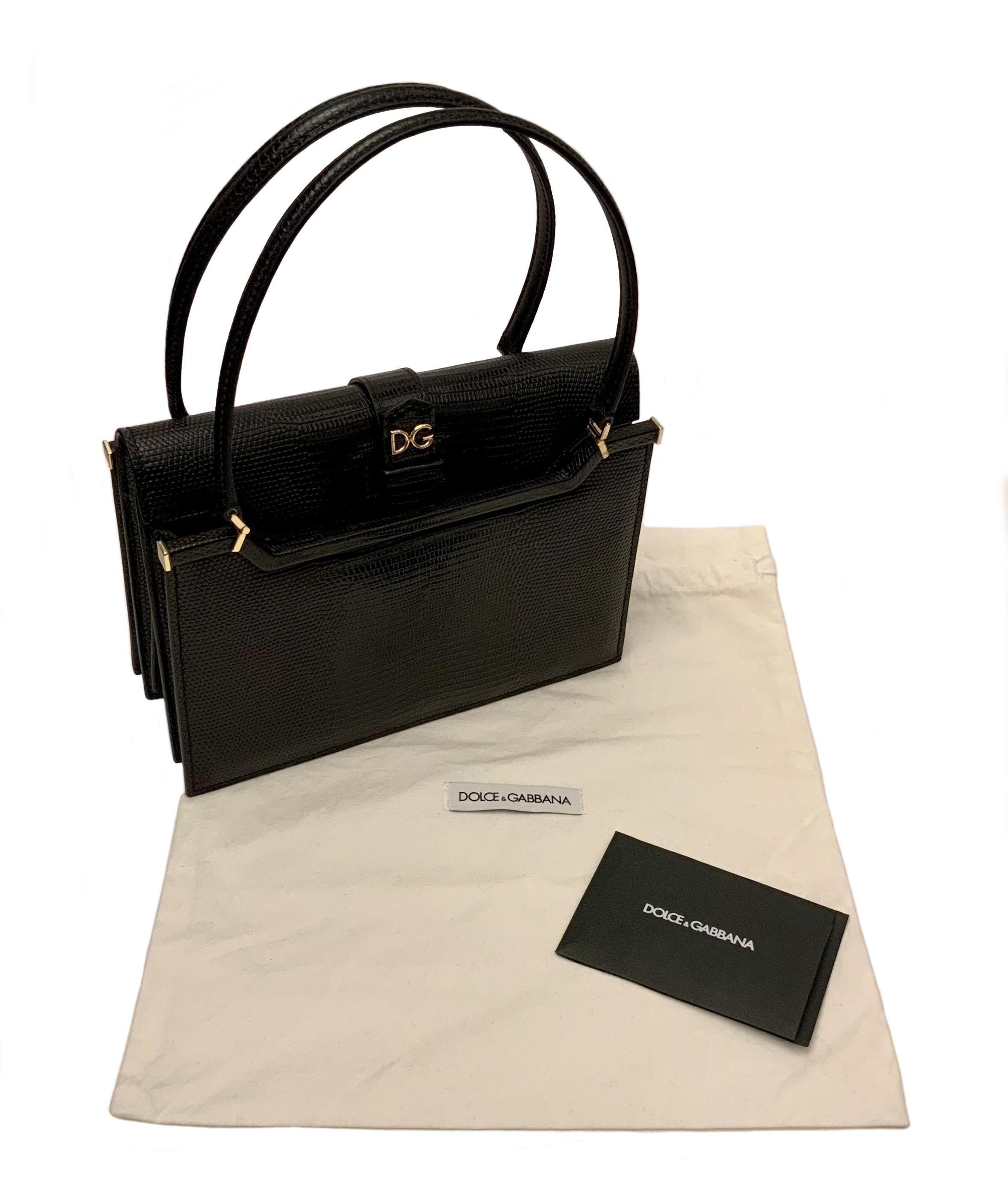 This pre-owned but new small handbag is from the Ingrid line from the house of Dolce & Gabbana.
It has a vintage look that reflects the standards of timeless and is definitively 
