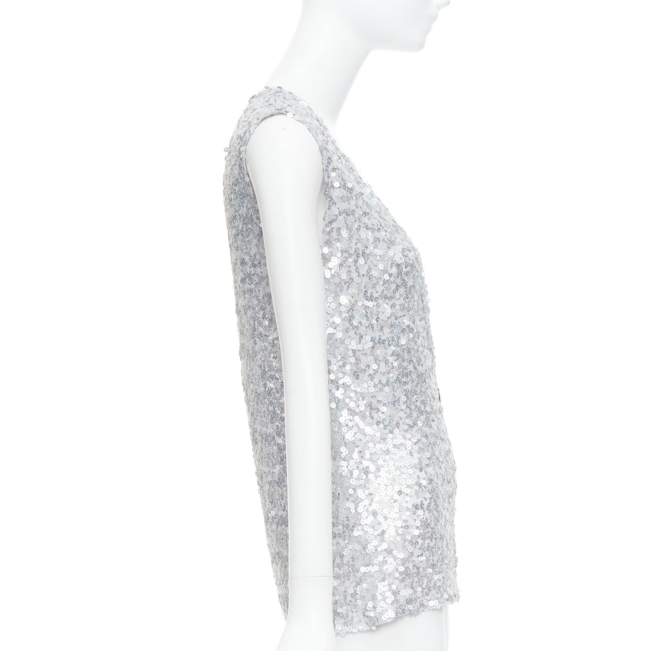DOLCE GABBANA 2022 Runway paillettes argentées DG charm top à col plongeant IT36 XXS Excellent état - En vente à Hong Kong, NT