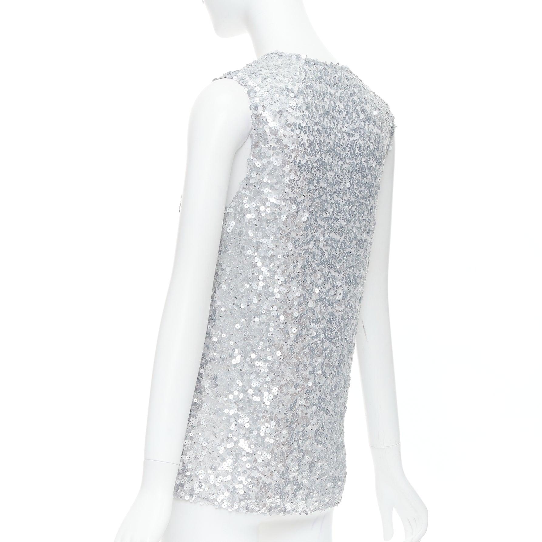 DOLCE GABBANA 2022 Runway paillettes argentées DG charm top à col plongeant IT36 XXS en vente 1