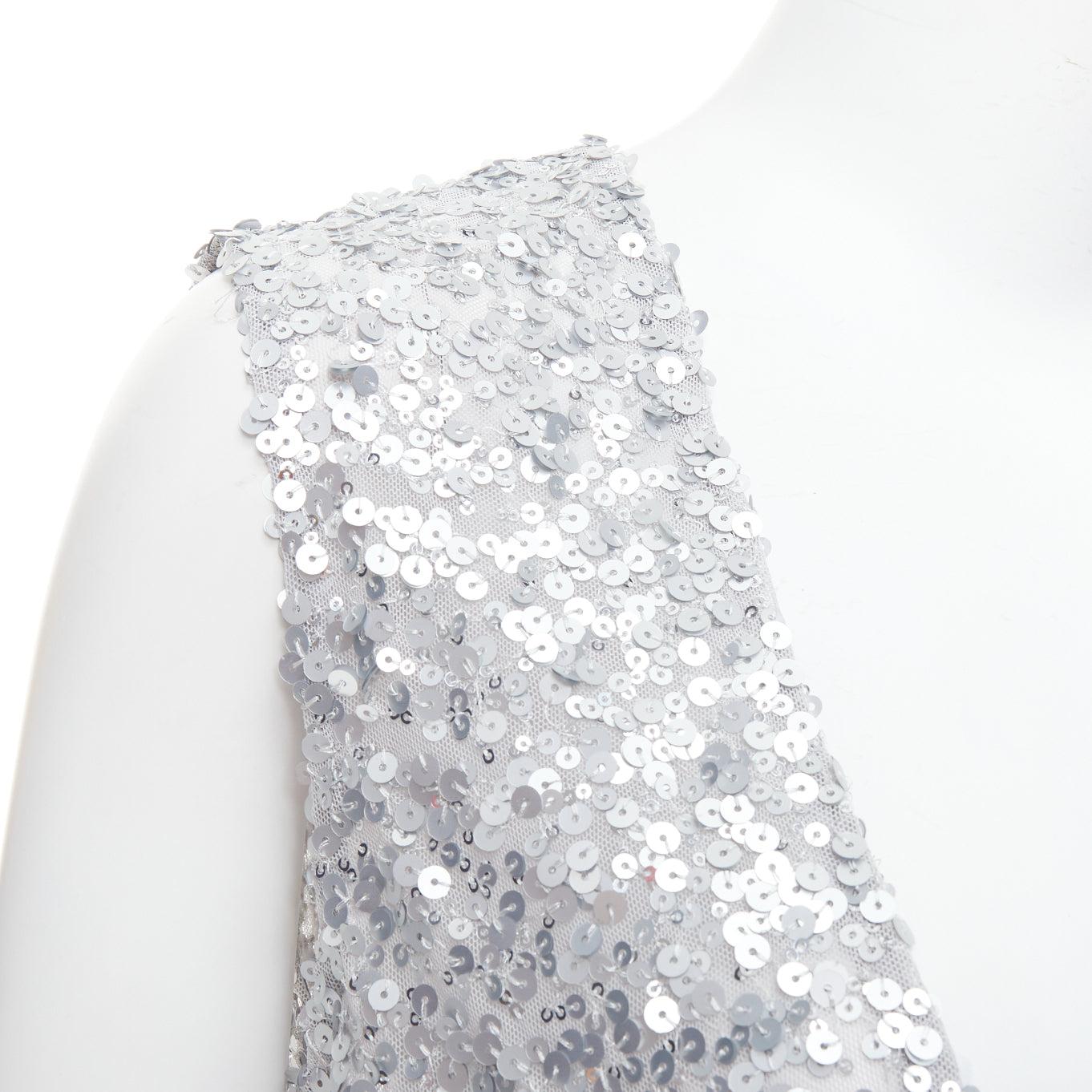 DOLCE GABBANA 2022 Runway paillettes argentées DG charm top à col plongeant IT36 XXS en vente 2