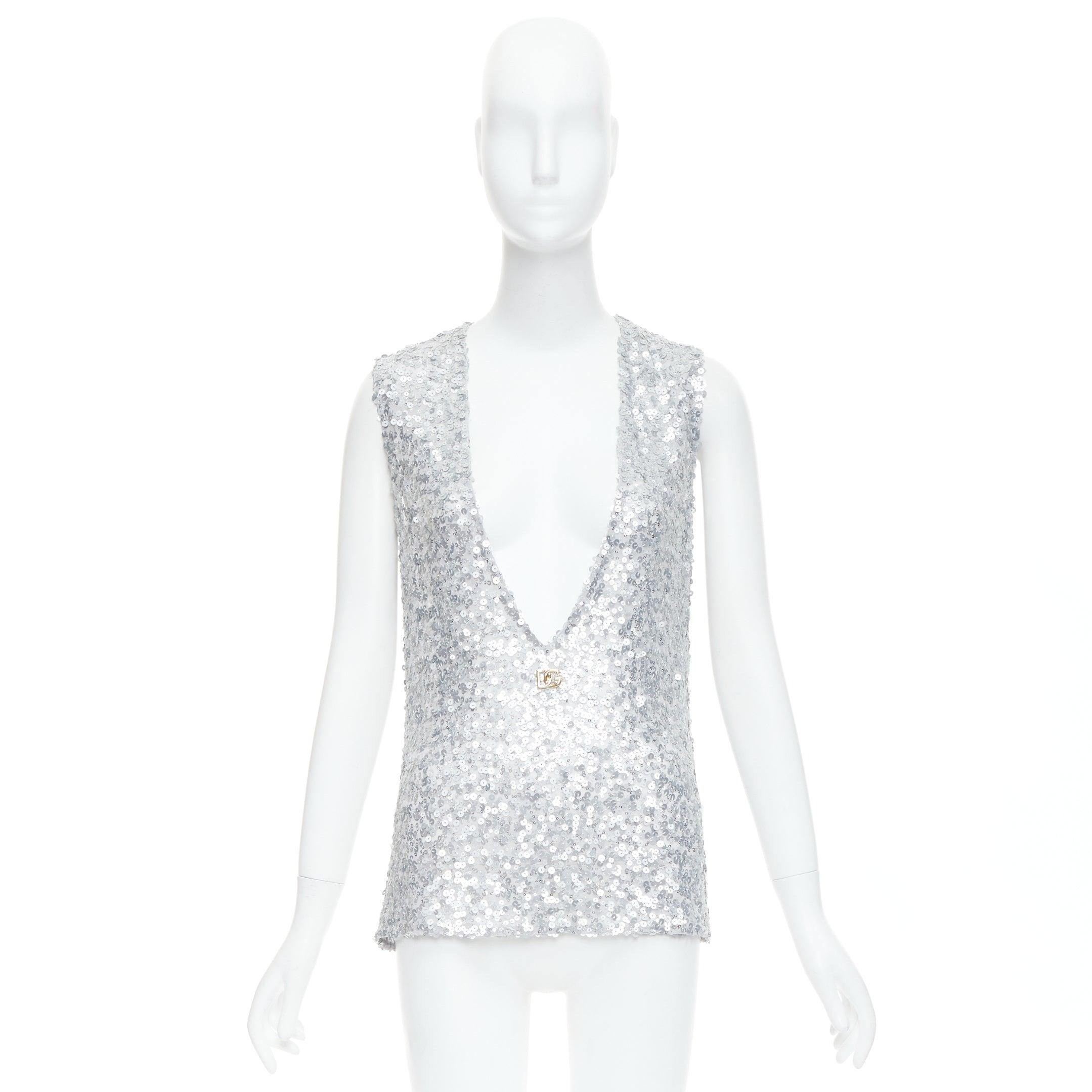 DOLCE GABBANA 2022 Runway paillettes argentées DG charm top à col plongeant IT36 XXS en vente 4