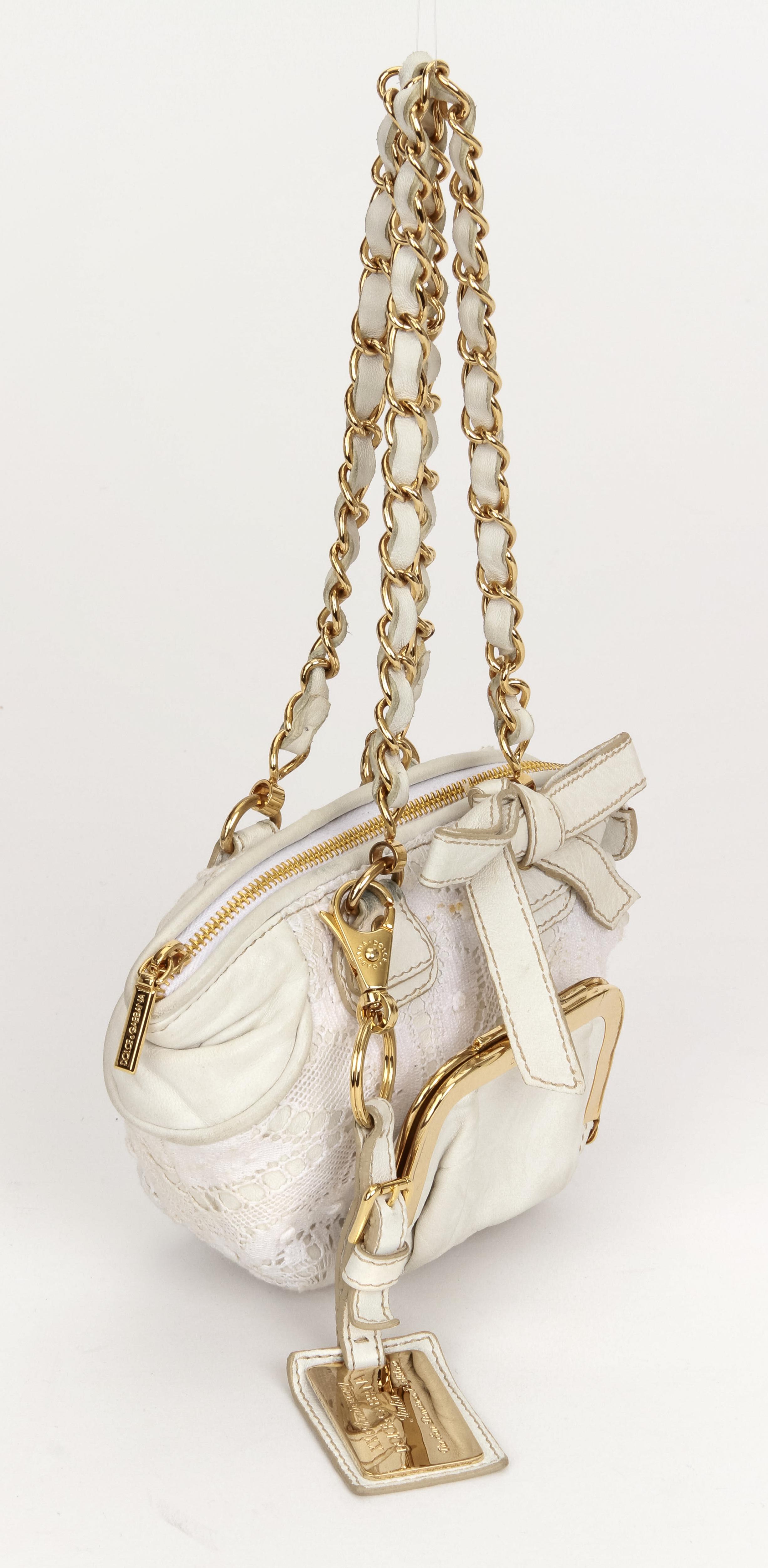 Mini sac Dolce & Gabbana, blanc, avec des accessoires dorés. Édition limitée du 20e anniversaire. Livré avec sa housse de protection originale. Hauteur de la main 6.5