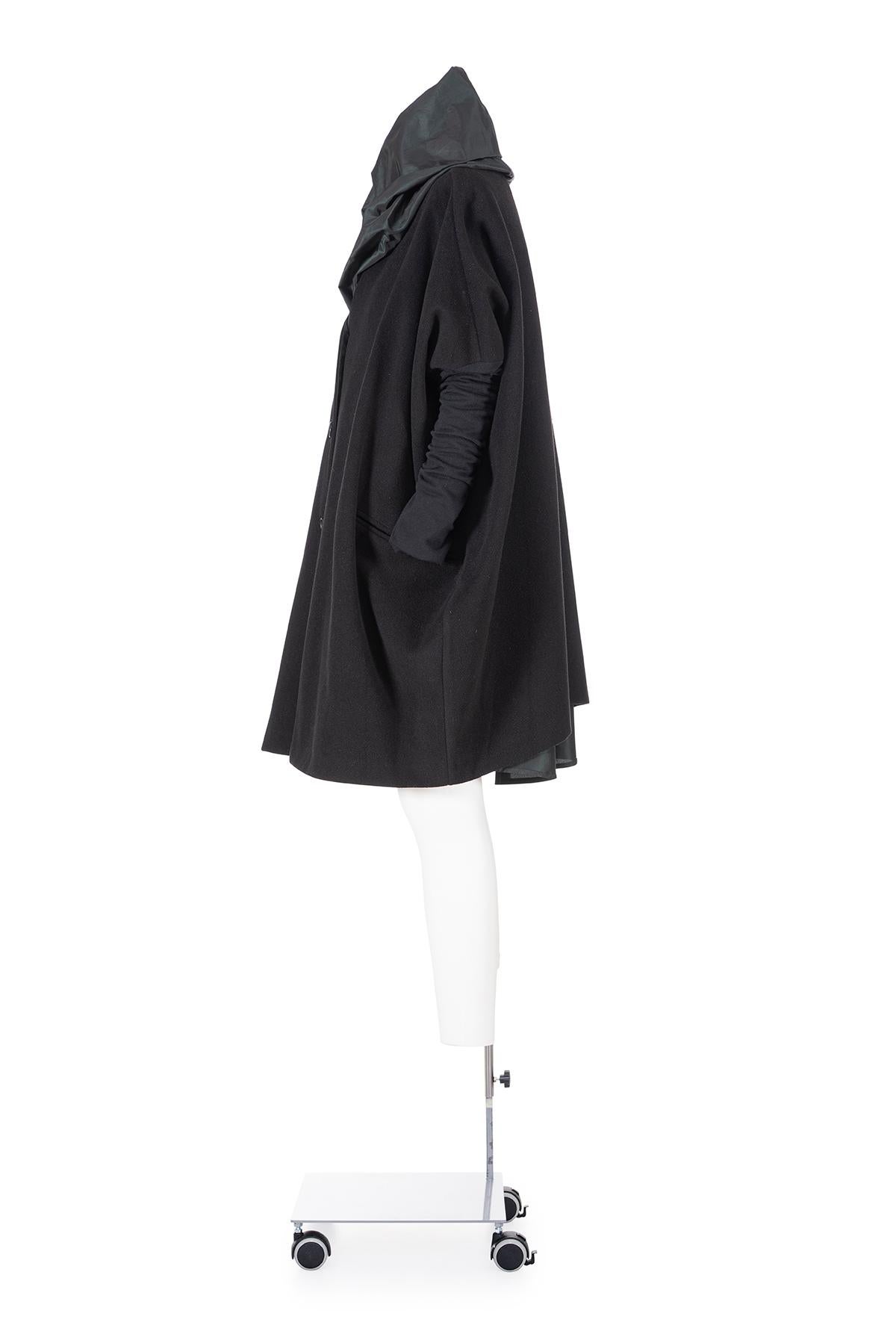 Early collections from the 80's iconic double lined oversize coat by Dolce & Gabbana
Taffetà lining and collar
Button closure
Stretch jersey sleeves
No composition tag, wool and silk