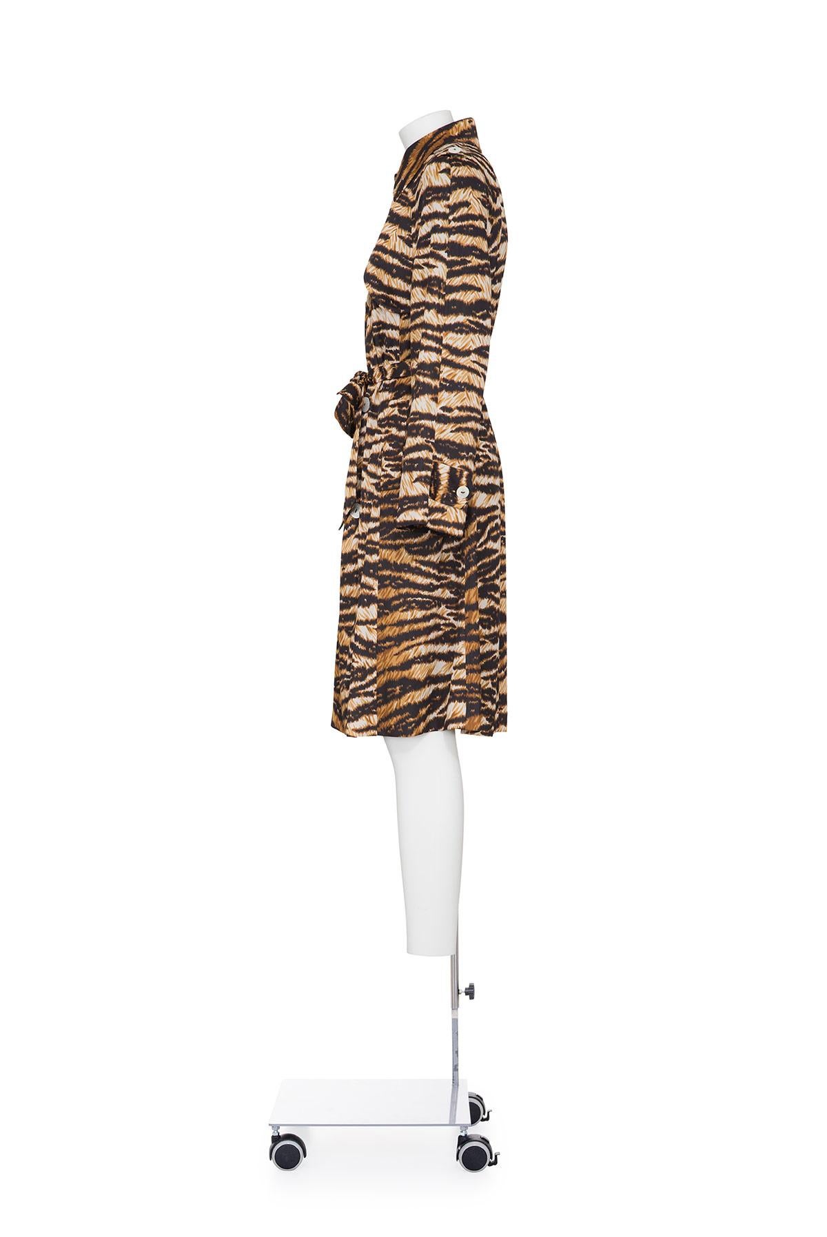 90's rare and iconic animalier printed double breast trench by Dolce & Gabbana.
Two pockets.
Belt attached. 
The composition is 100% nylon.

