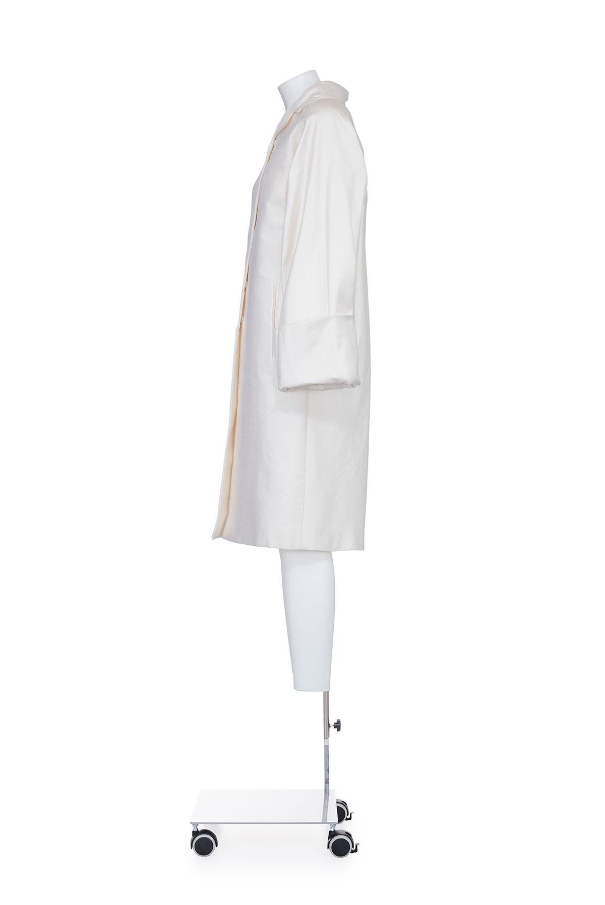 90's rare silk shantung coat by Dolce & Gabbana.
Wide cuffs.
Coated press buttons at front.
Fully lined with jacquard fabric.
The composition is 100% silk.