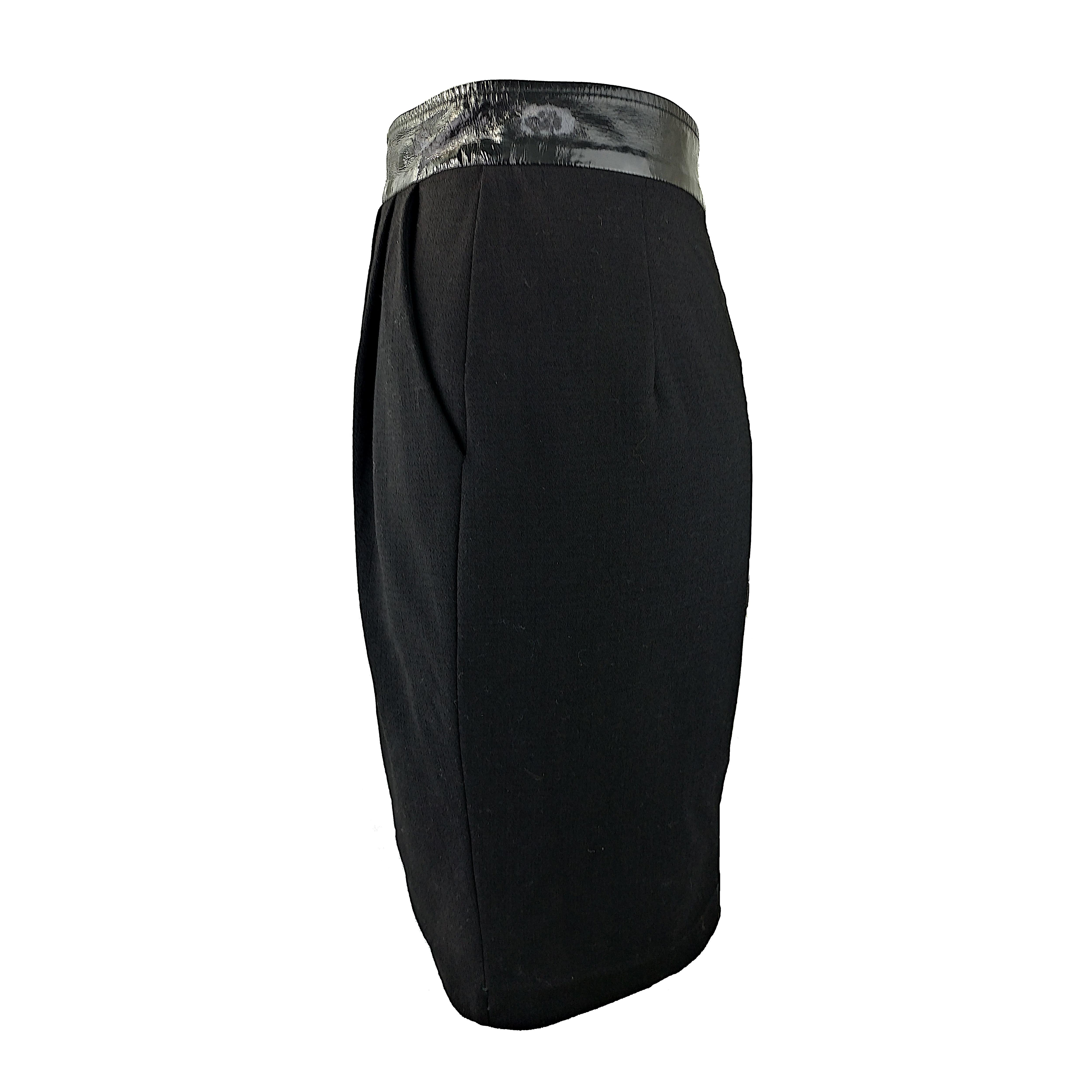 Dolce & Gabbana - 90s Vintage Black Wool Skirt with Latex Belt  Size 6US 38EU In Fair Condition For Sale In Cuggiono, MI
