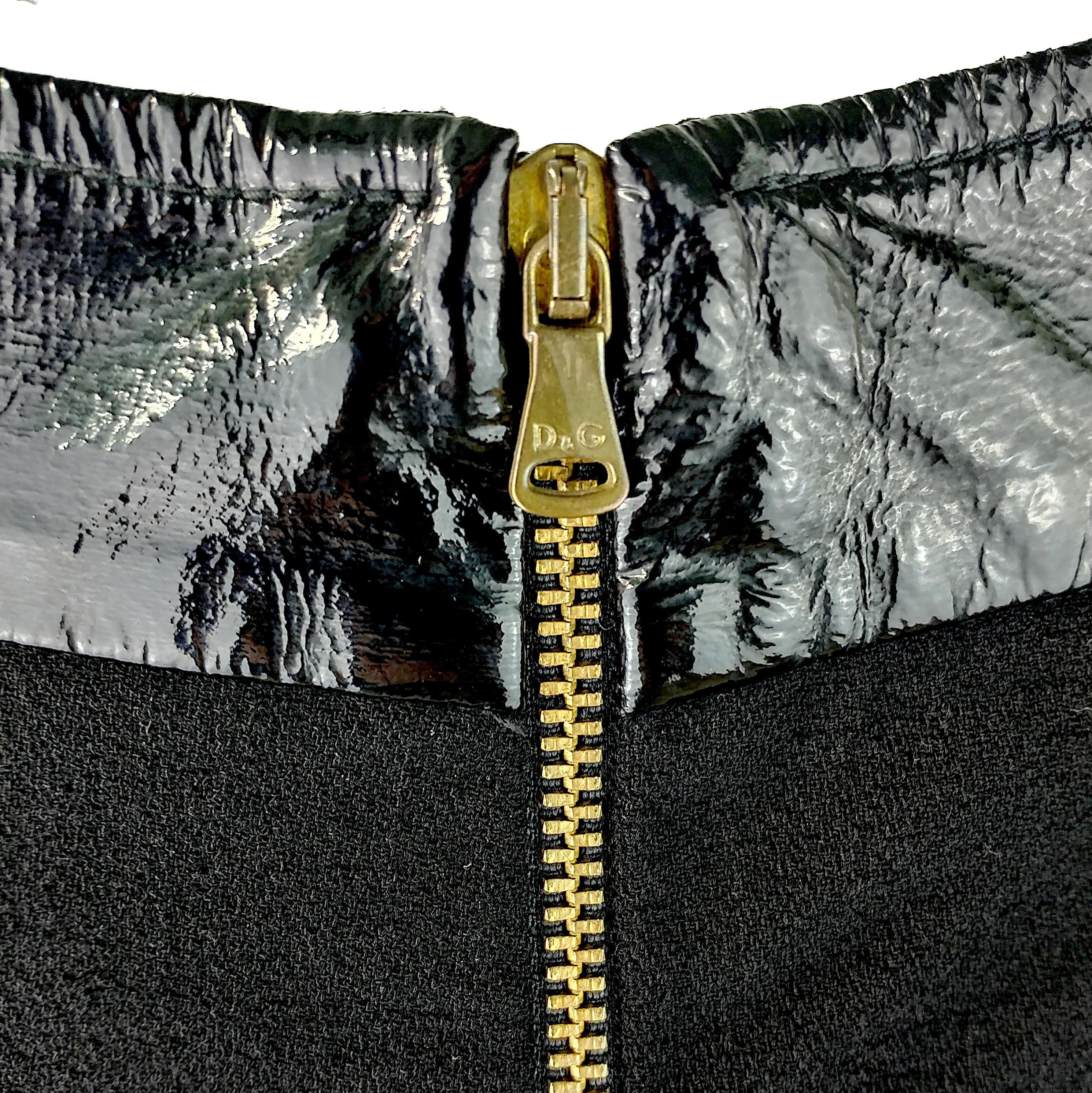 Dolce & Gabbana - 90er Jahre Vintage-Rock aus schwarzer Wolle mit Latexgürtel  Größe 6US 38EU Damen im Angebot