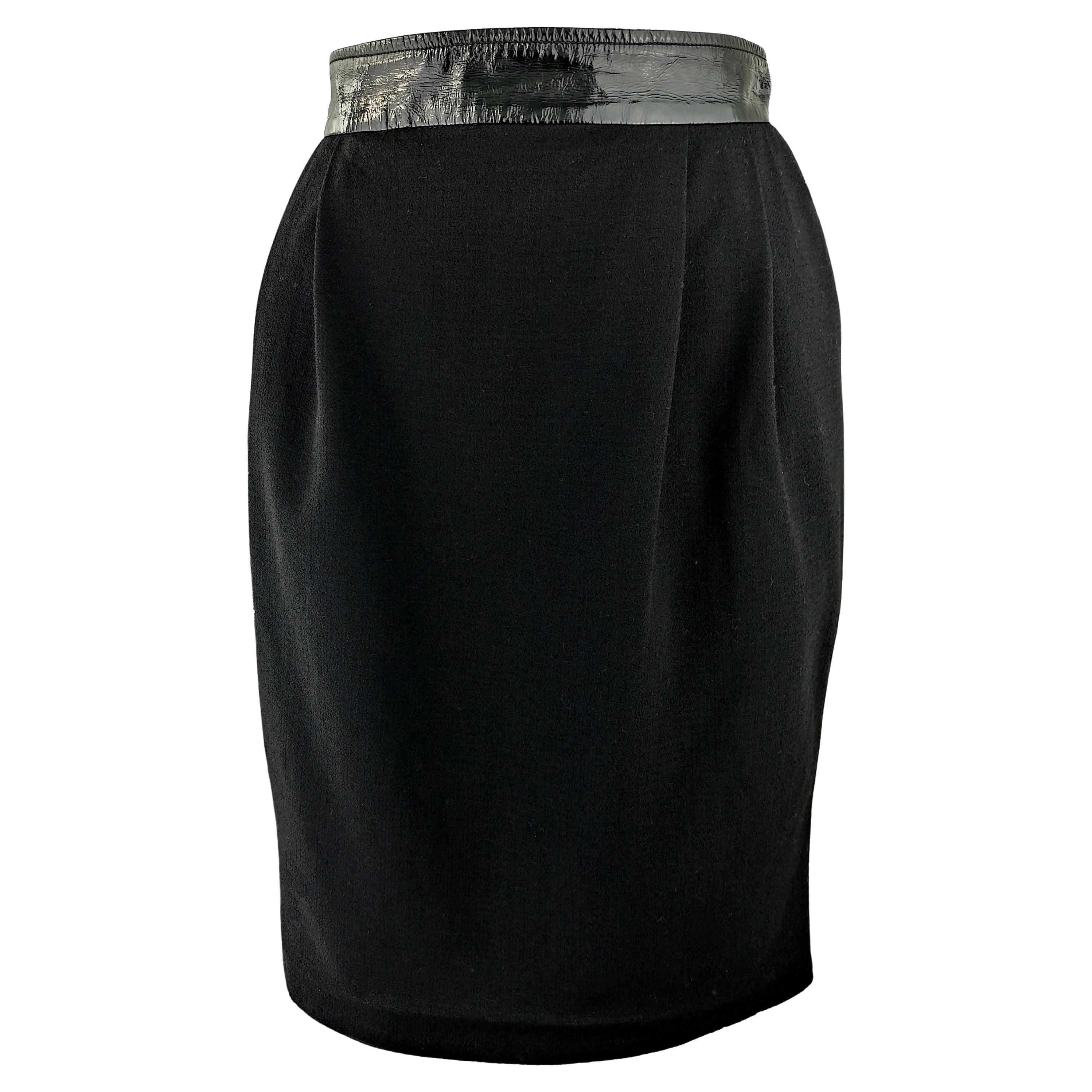 Dolce & Gabbana - Jupe en laine noire vintage avec ceinture en latex, années 90  Taille 6US 38EU en vente