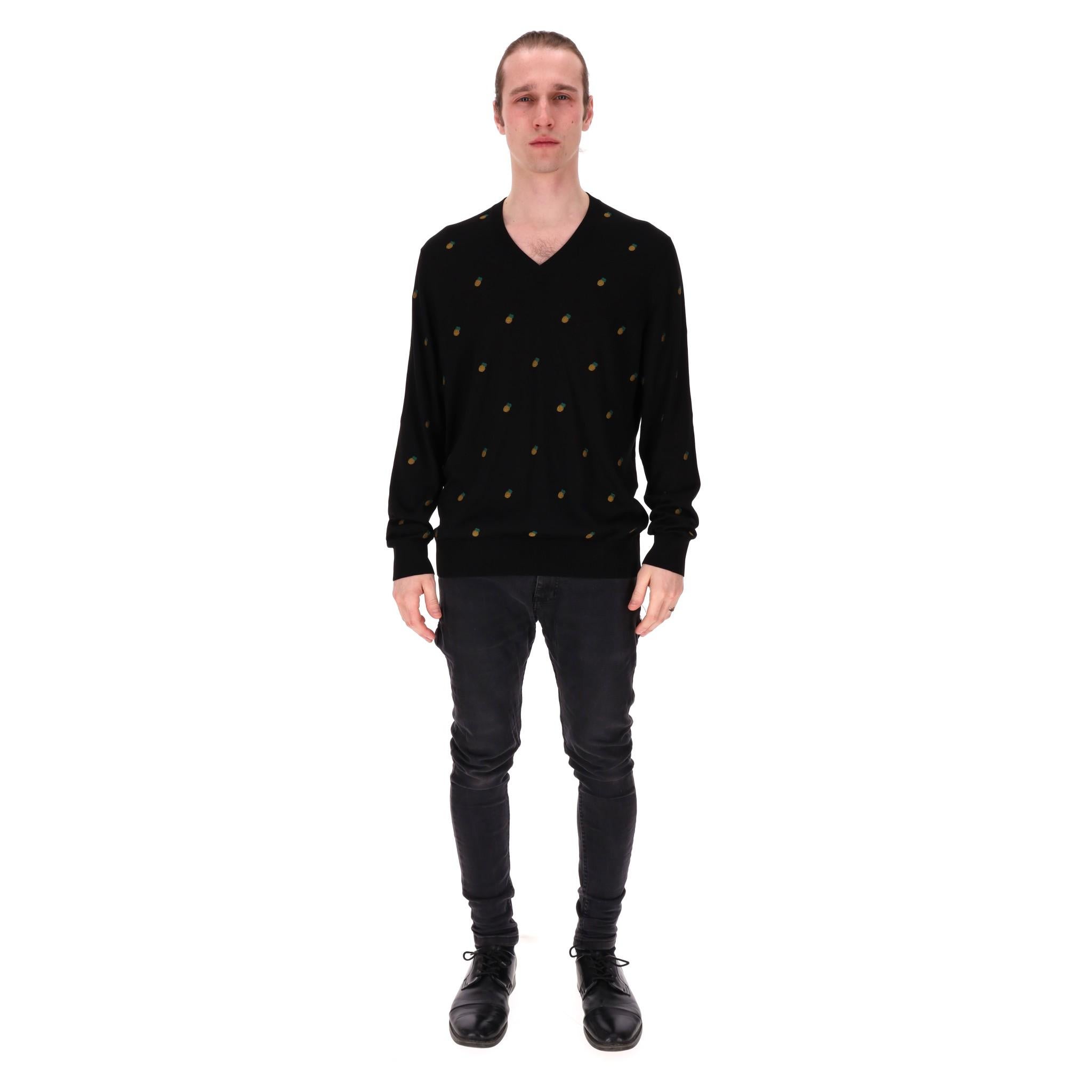 Dolce & Gabbana All-Over Pineapple Embroidery Silk Jumper

Black top fully crafted from silk with all-over pineapple embroidery.

Featuring V-neckline, ribbed cuffs and hem.

Rrp Approx. £1,400

Size – S (Label missing but corresponds)

Condition –