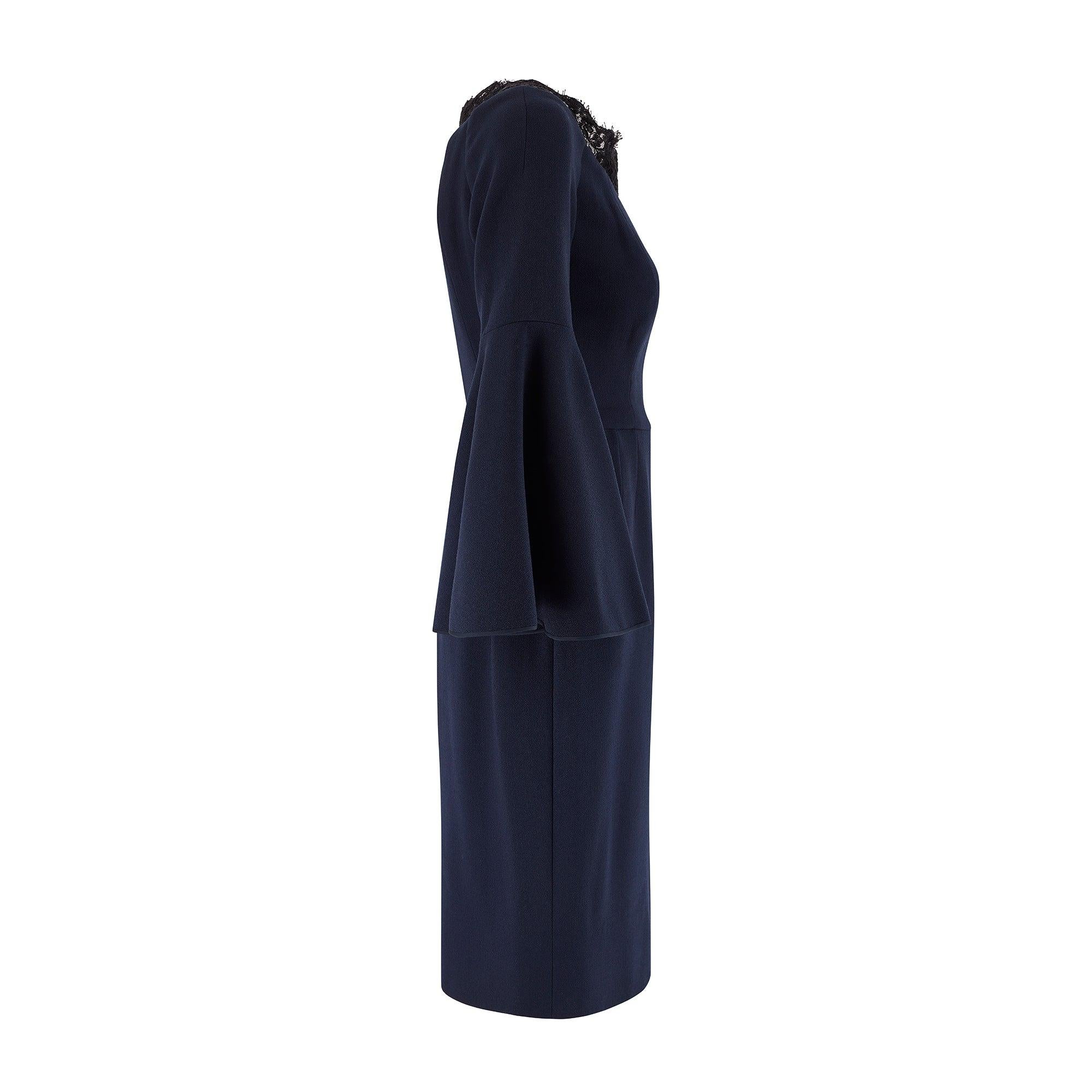 Cette robe est issue de la très glamour ligne de couture Alta Moda de Dolce & Gabbana. Il arbore de nombreux détails caractéristiques de la maison de couture, comme la dentelle noire autour du col et le corset interne qui font penser à des