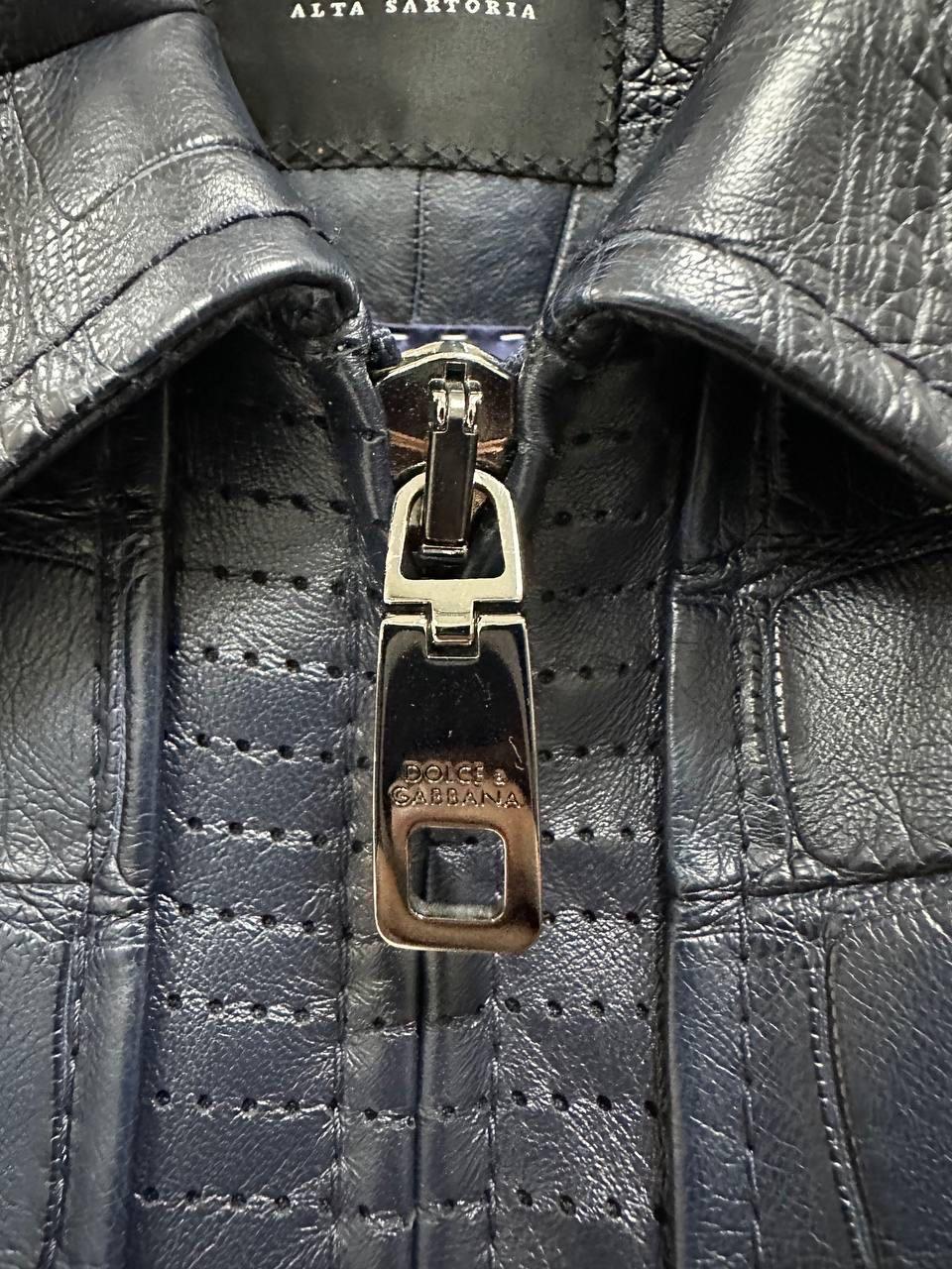 Dolce & Gabbana Alta Sartoria Navy JackeErhöhen Sie Ihren Stil mit dieser raffinierten Dolce & Gabbana Alta Sartoria Jacke. Diese Jacke aus luxuriösem, dunkelblauem Olivatorstoff strahlt Eleganz und Exklusivität aus. Perfekt für den anspruchsvollen