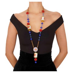 Dolce & Gabbana Amore Herz-Halskette aus Kristall mit Rosen und Perlen in Gold, Blau und Rot