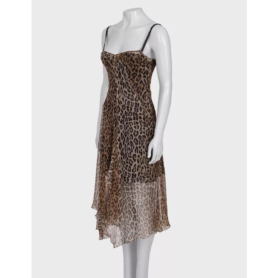 Faites-vous remarquer dans cette superbe robe Dolce & Gabbana ! Confectionnée en soie luxueuse, cette robe est ornée d'un imprimé animalier audacieux qui inspire confiance et style. La silhouette ajustée flatteuse et les bretelles délicates ajoutent