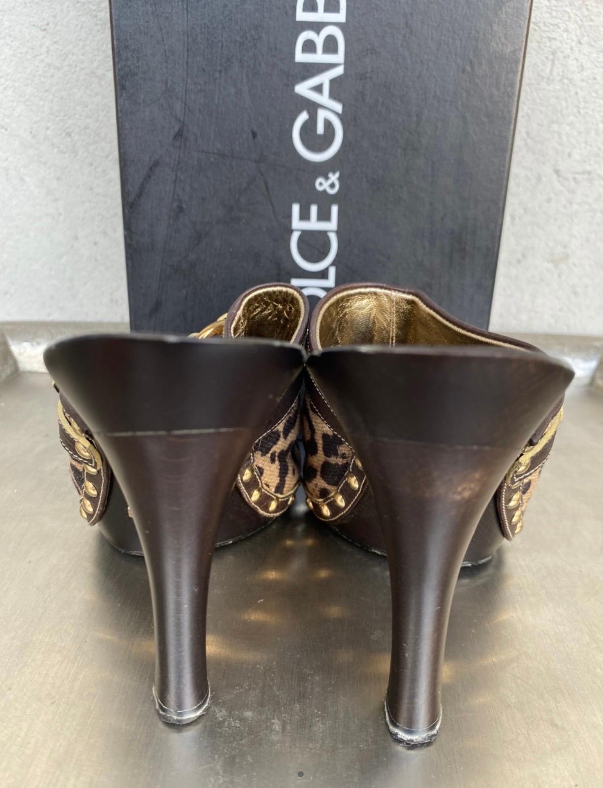 Dolce & Gabbana sandals number 38, the upper part is in animal print fabric, the upper is in wood, 10 cm heel, 25 cm insole, in very good condition with box.