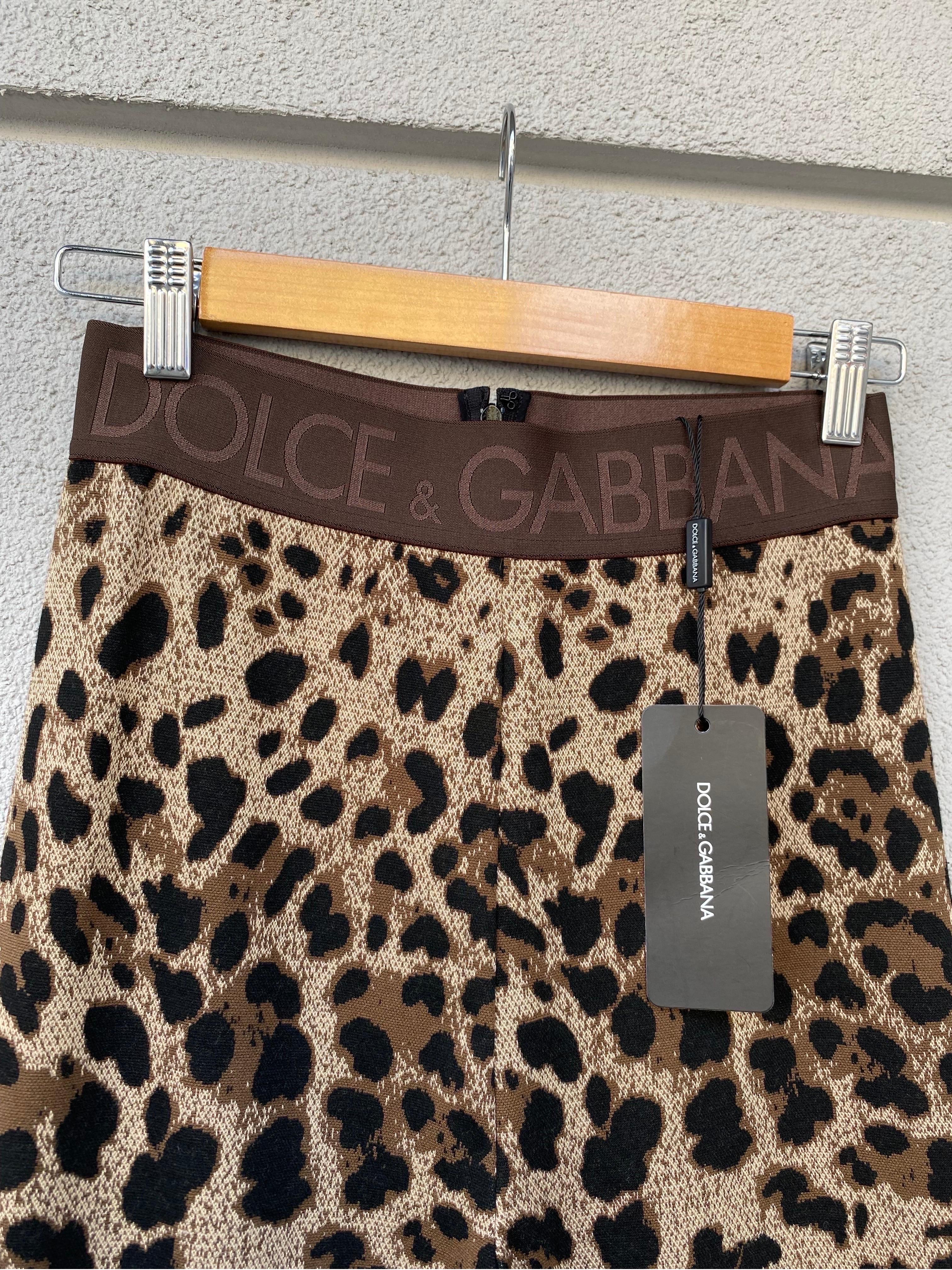 Pantalon legging en jersey animalier Dolce & Gabbana
Fabriqué en viscose, polyamide et élasthanne. 
Bande élastique marron avec logo à la taille.
Taille 40.
Vie 32
Longueur 111
Sur le site officiel, il est toujours en vente au prix de 750