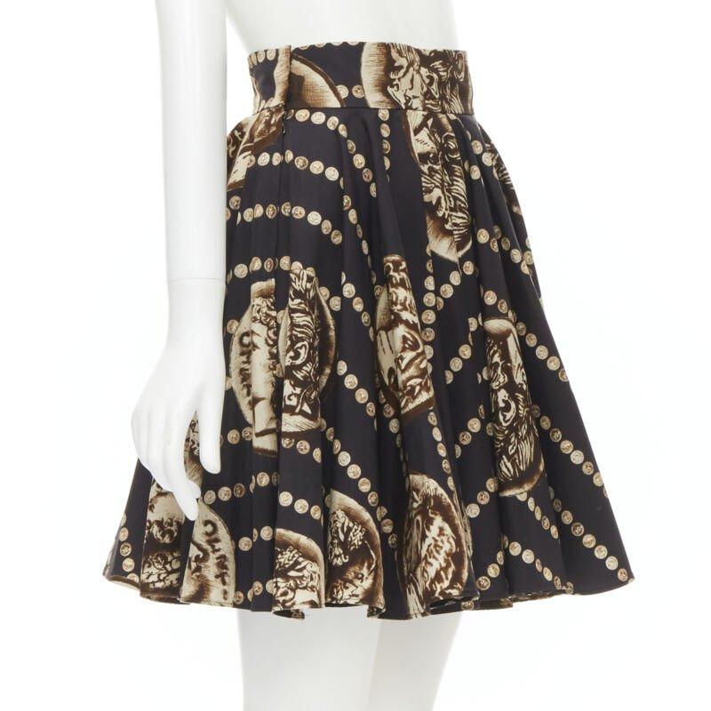 Noir DOLCE GABBANA Jupe évasée en coton noir avec médaillon romain antique IT36 XS en vente