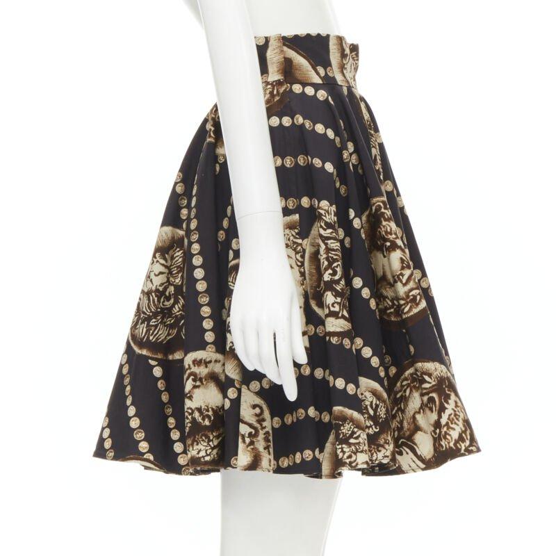 DOLCE GABBANA Jupe évasée en coton noir avec médaillon romain antique IT36 XS Excellent état - En vente à Hong Kong, NT