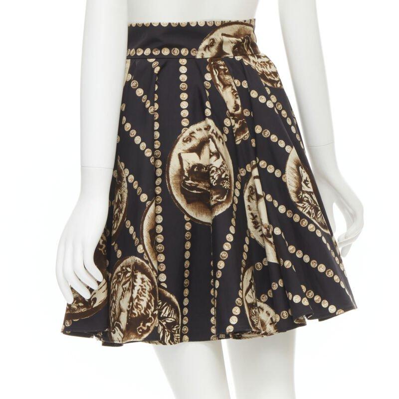 DOLCE GABBANA Jupe évasée en coton noir avec médaillon romain antique IT36 XS en vente 1