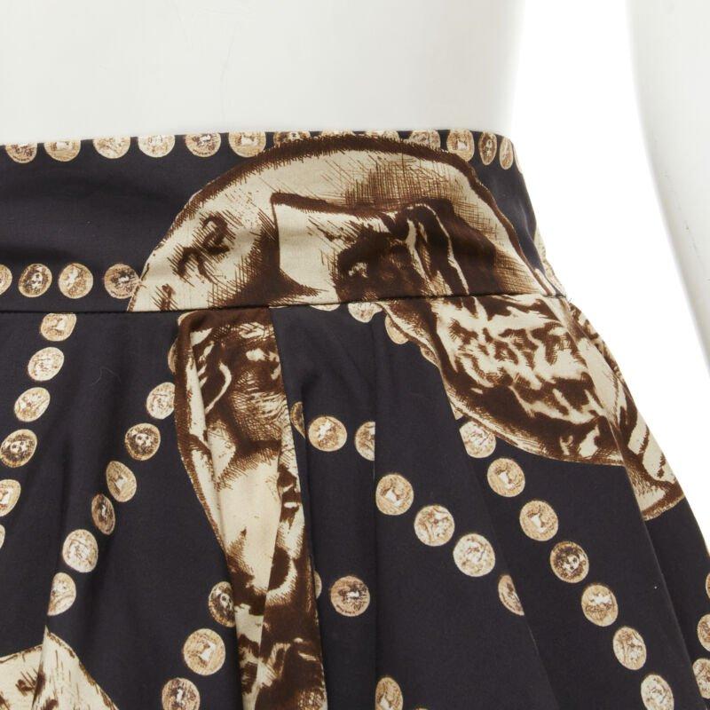 DOLCE GABBANA Jupe évasée en coton noir avec médaillon romain antique IT36 XS en vente 2