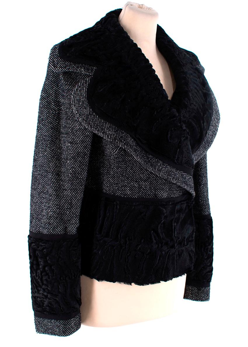  Chaqueta de tweed Dolce & Gabbana Astrakhan y Espiga 
 

 - Chaqueta de tweed de espiga de doble botonadura Salt & pepper con cuello exagerado
 - Cuello, puños y dobladillo ribeteados con bandas profundas de astrkhan negro 
 - Corte entallado con