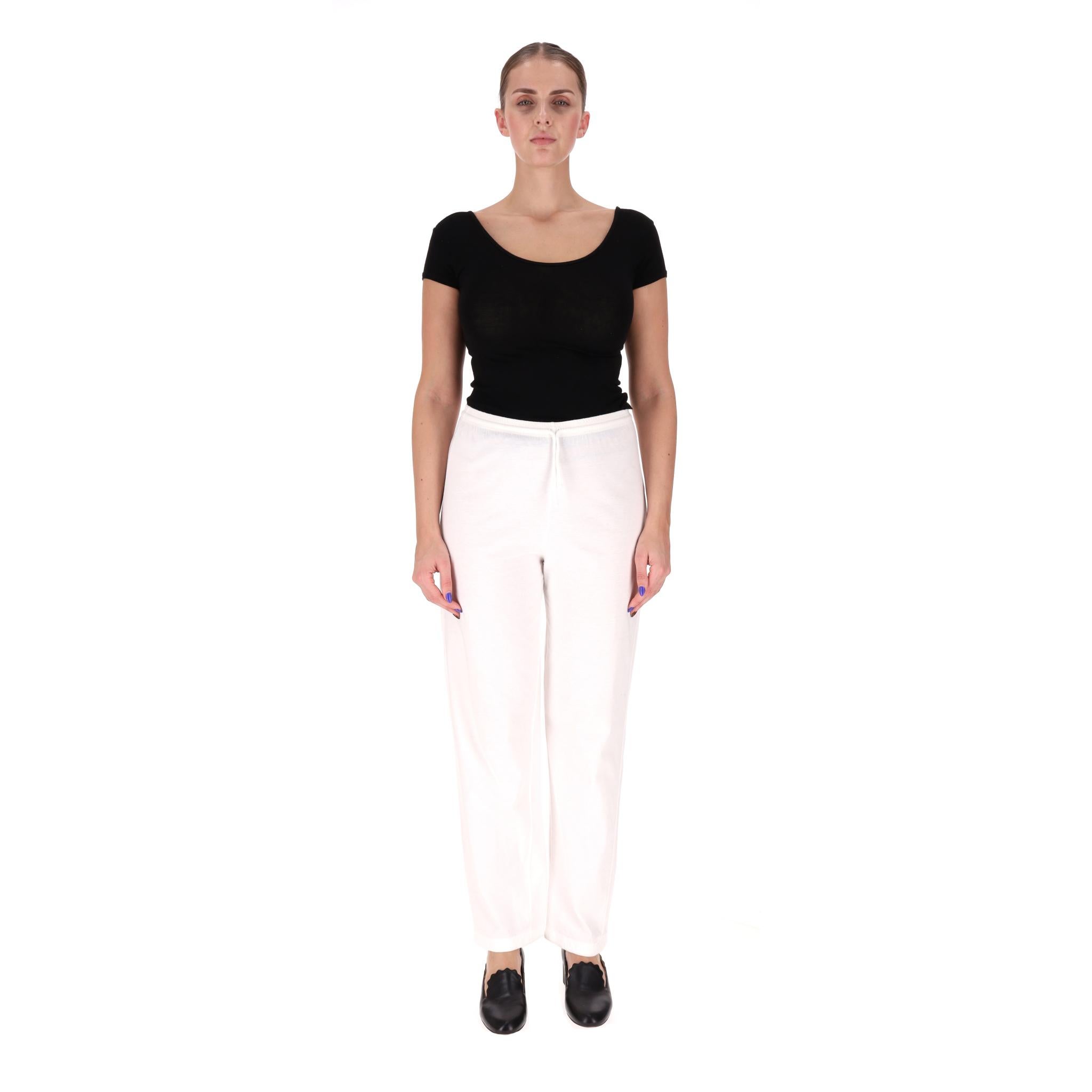 Joggers deportivos de algodón Dolce & Gabbana

Pantalón de chándal de algodón blanco, totalmente confeccionado en algodón y diseñado con pernera recta y cintura elástica con cordón.

Con el logotipo 