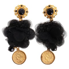 Dolce 
Gabbana - Boucles d
oreilles clipsées avec fleurs et pièces de monnaie en dentelle baroque
