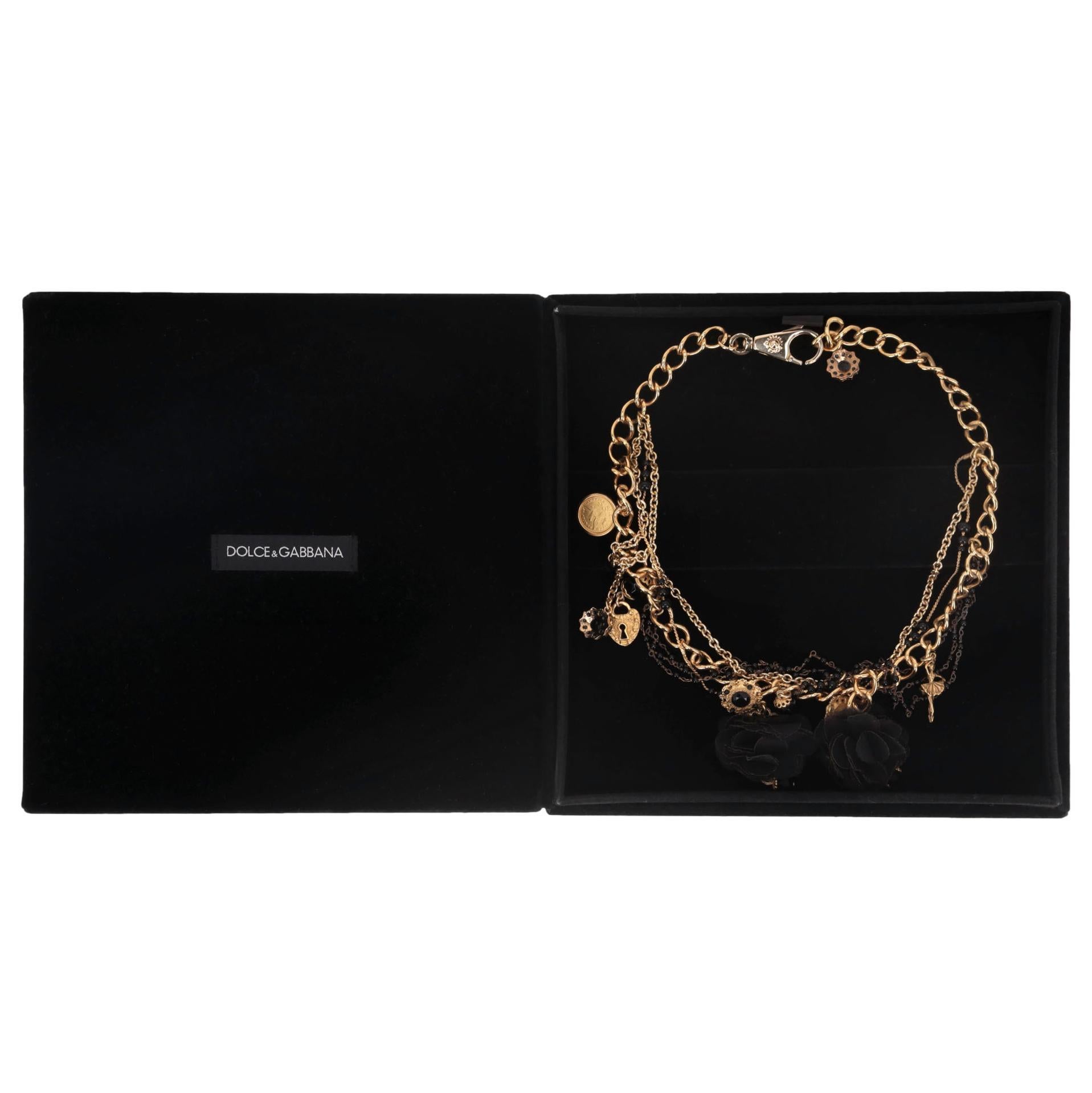 We Adore - Dolce & Gabbana Baroque Multi-Ornament Lace Flower & Coin Layered Chain Collier

Pièce d'apparat - collier à chaîne épaisse en or, agrémenté d'une série de charmes pendants, dont une ballerine ou un cadenas en forme de cœur.

Ce modèle