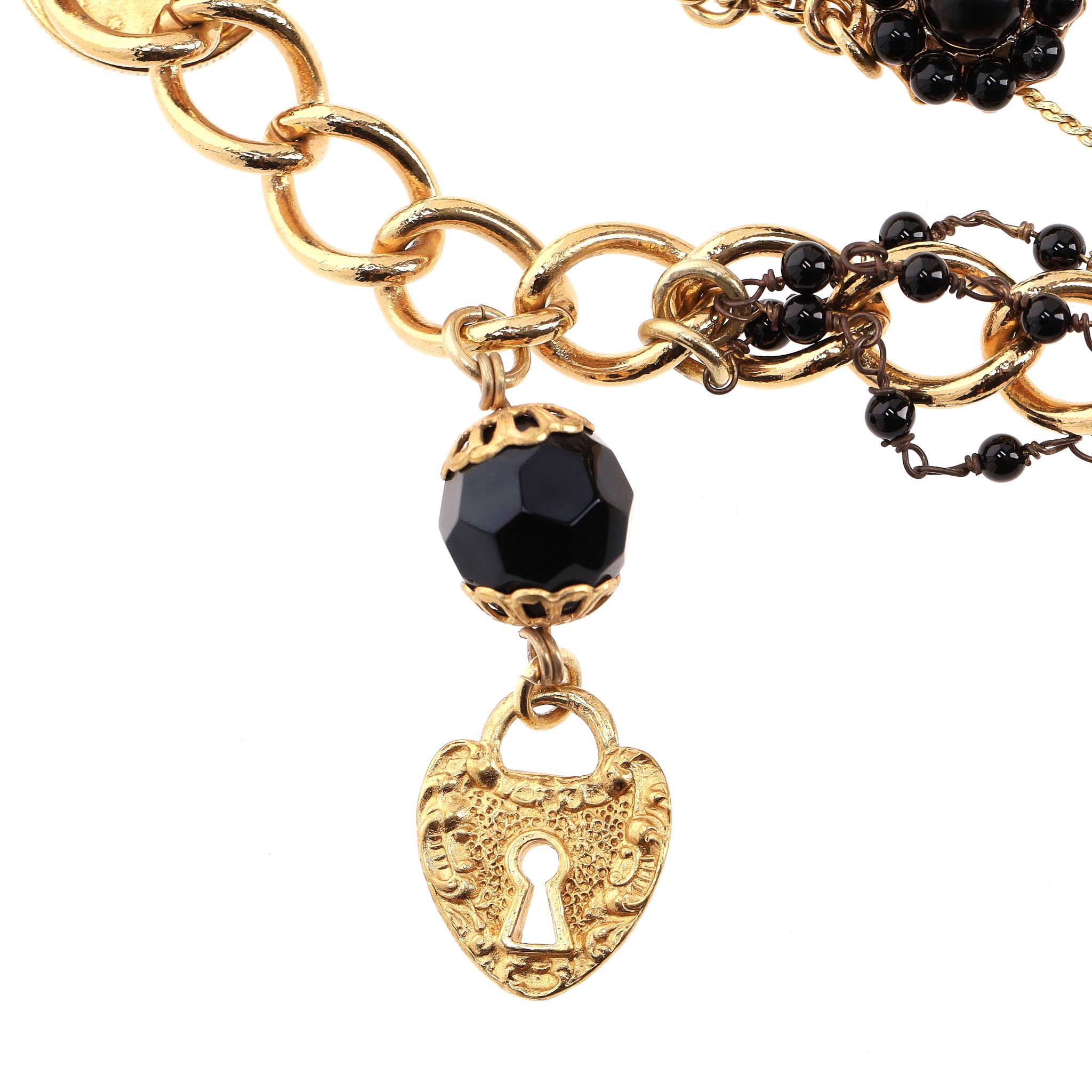 Dolce & Gabbana - Collier de chaîne baroque à multiples ornements en dentelle, fleurs et pièces de monnaie Pour femmes en vente