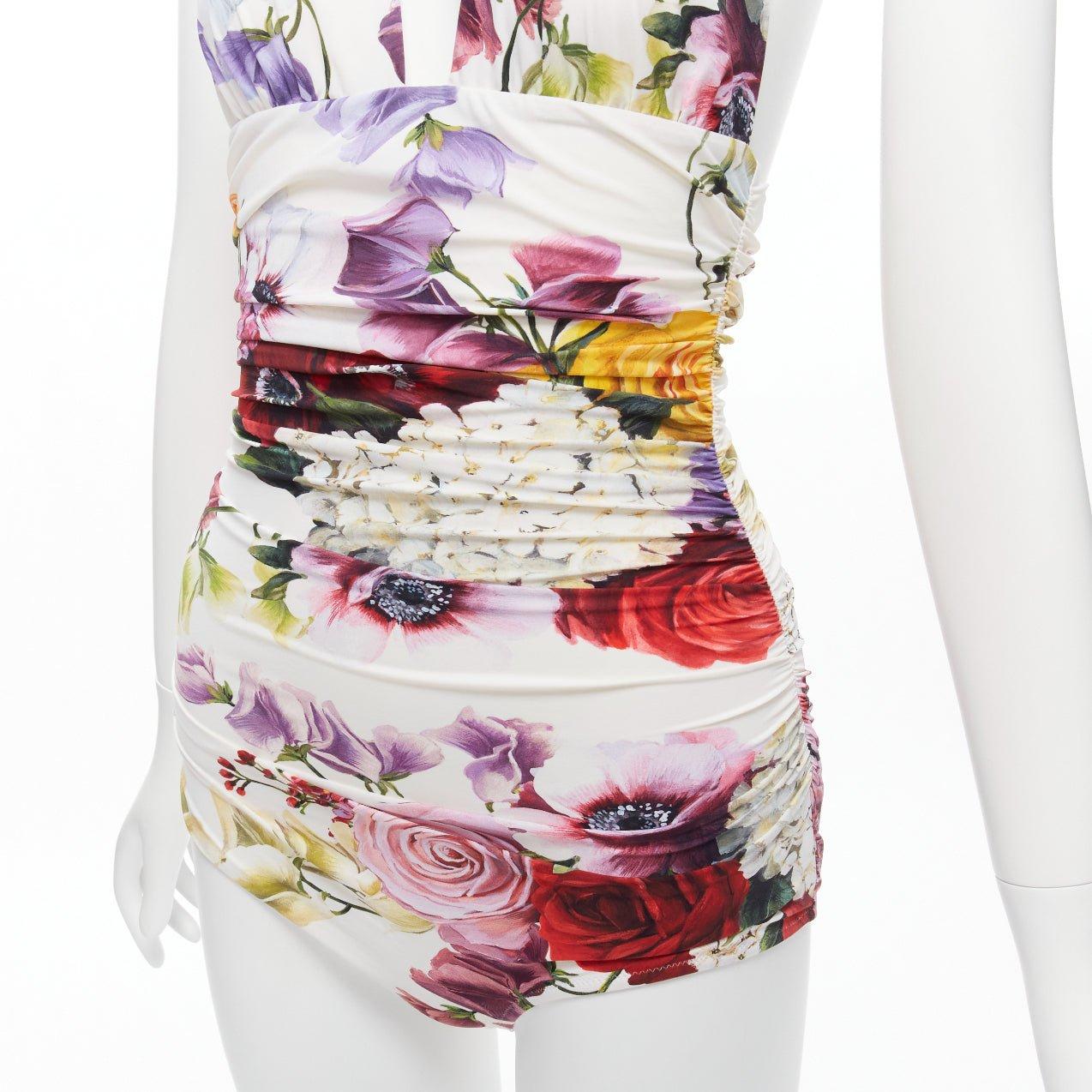 DOLCE GABBANA Beachwear red rose floral print halter ruched one piece swimsuit S
Reference: TGAS/D00412
Brand: Dolce Gabbana
Designer: Domenico Dolce and Stefano Gabbana
Collection: Beachwear
Material: Jersey
Color: White, Multicolour
Pattern: