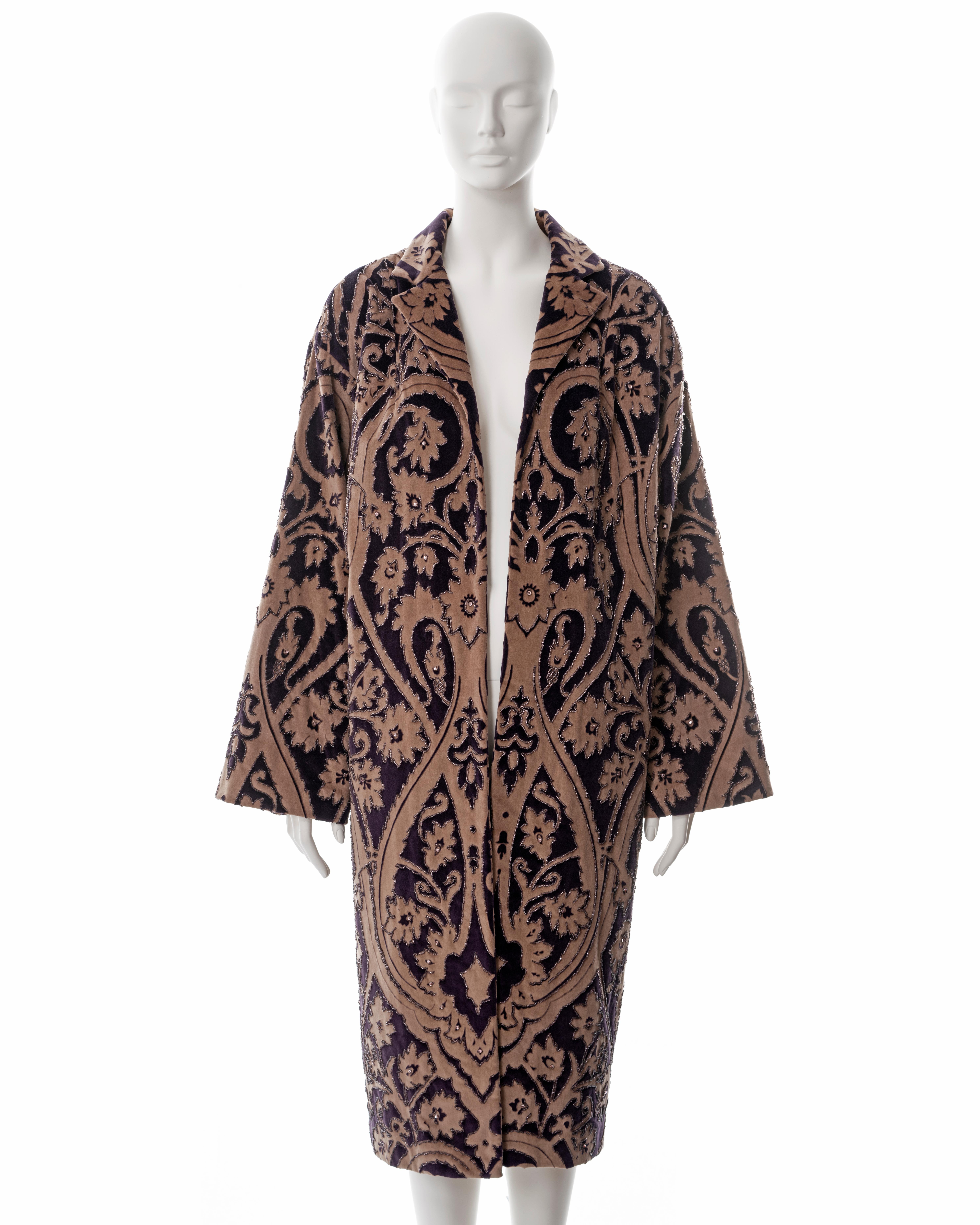 ▪ Dolce & Gabbana velvet evening coat
▪ Sold by One of a Kind Archive
▪ Fall-Winter 1998
▪ Constructed from cotton velvet in a mauve and tan brocade print 
▪ Beaded with crystals and bugle-beads
▪ Wide cut sleeves 
▪ Open front 
▪ IT 40 - FR 36 - UK