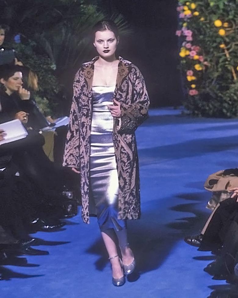 Women's Dolce & Gabbana beaded mauve velvet brocade evening coat, fw 1998 For Sale