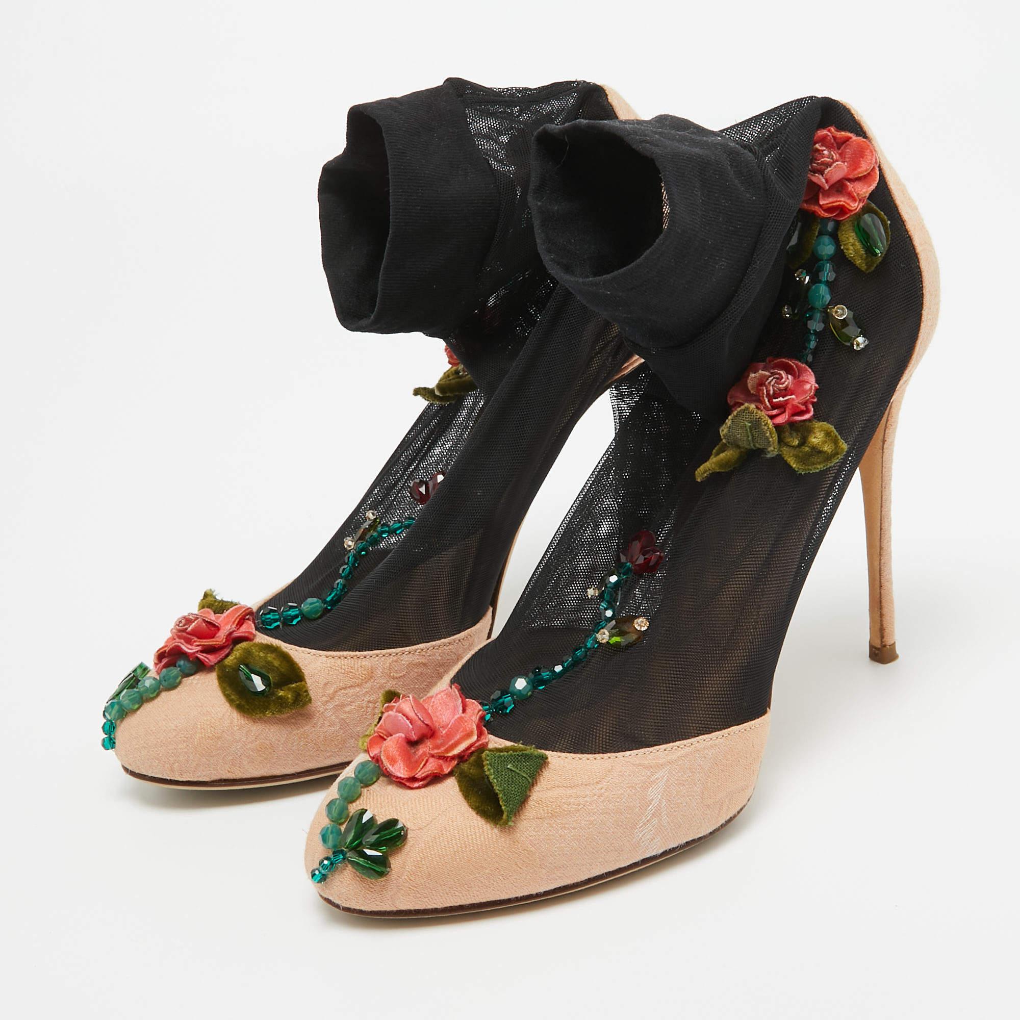 Be a style icon when you add this pair of pumps from the house of Dolce & Gabbana to your wardrobe. Beautifully designed, this pair of pumps feature a beautiful lace exterior This pair of black sock pumps come with beautiful motifs and are uplifted