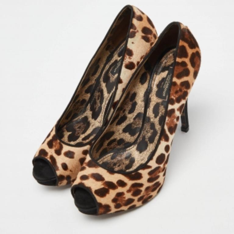 Bombas Dolce & Gabbana beige/marrón con estampado de leopardo en piel de becerro tamaño 39 Marrón en venta