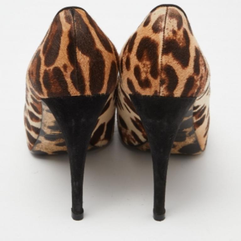 Bombas Dolce & Gabbana beige/marrón con estampado de leopardo en piel de becerro tamaño 39 en venta 2