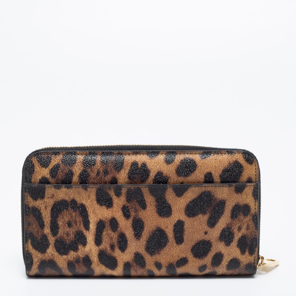 Designed to assist you every day, this leopard-printed Dolce & Gabbana wallet comes crafted from canvas and styled with a three-way zipper and the brand plaque on the front. It has multiple slots and a zip pocket for your cash and cards.

Includes: