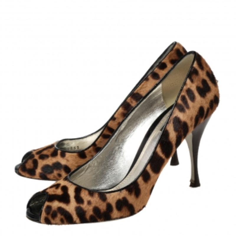 Cammina con stile senza sforzo ed emana eleganza con queste décolleté di Dolce & Gabbana. Sono realizzate in pelo di pony beige-marrone con stampa leopardata all'esterno ed esibiscono tacchi a punta, punte a spillo e una comoda fodera in pelle. Sii