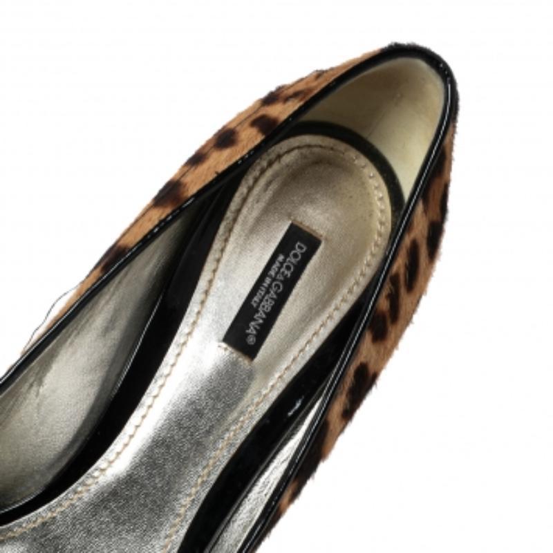 Dolce & Gabbana Beige/Brown Leopard Print Pony Hair Peep Toe Pumps Taglia 41 In condizioni buone in vendita a Dubai, Al Qouz 2