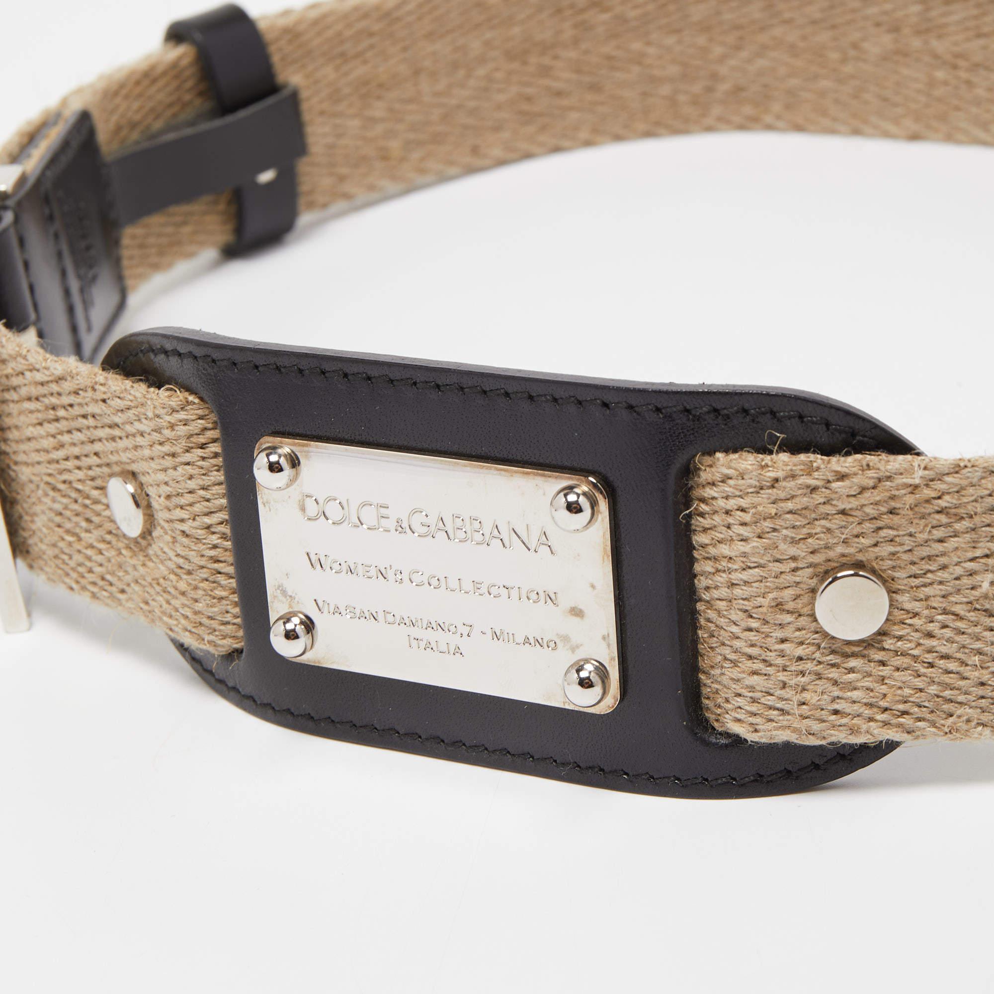 This belt from Dolce & Gabbana has an appealing design. The designer belt has a sturdy buckle that can be easily fastened and unfastened. The belt is perfect to adorn your waist and for making a style statement.