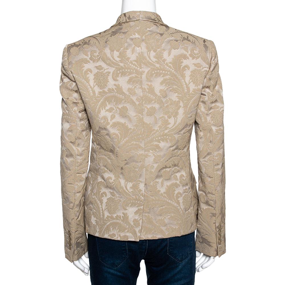 Dolce & Gabbana creations are coveted around the world for their extravagant designs and craftsmanship. This jacket is no different. Crafted from a cotton blend, it comes in a lovely shade of beige. It is great for evening occasions and will lend an