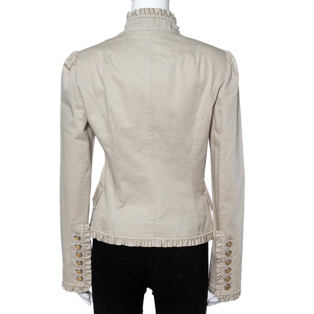 Mit einem so schicken und eleganten Blazer setzen Sie garantiert ein Zeichen! Diese beigefarbene Kreation von Dolce & Gabbana ist aus 100 % Baumwolle gefertigt und mit gerüschten Abschlüssen versehen. Er hat einen Knopfverschluss vorne:: drei