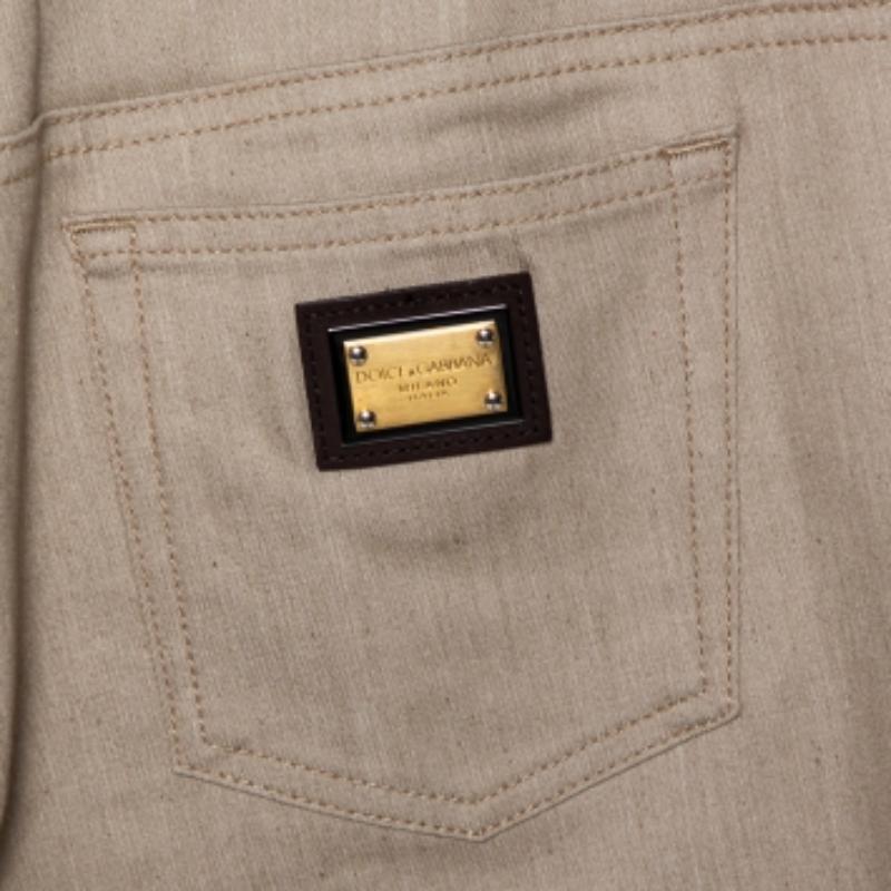 Made from a cotton blend, these Dolce & Gabbana jeans are designed in a cute-fit silhouette. This beige denim creation features five external pockets, belt loops, zip closure, and the brand plaque on the back.
