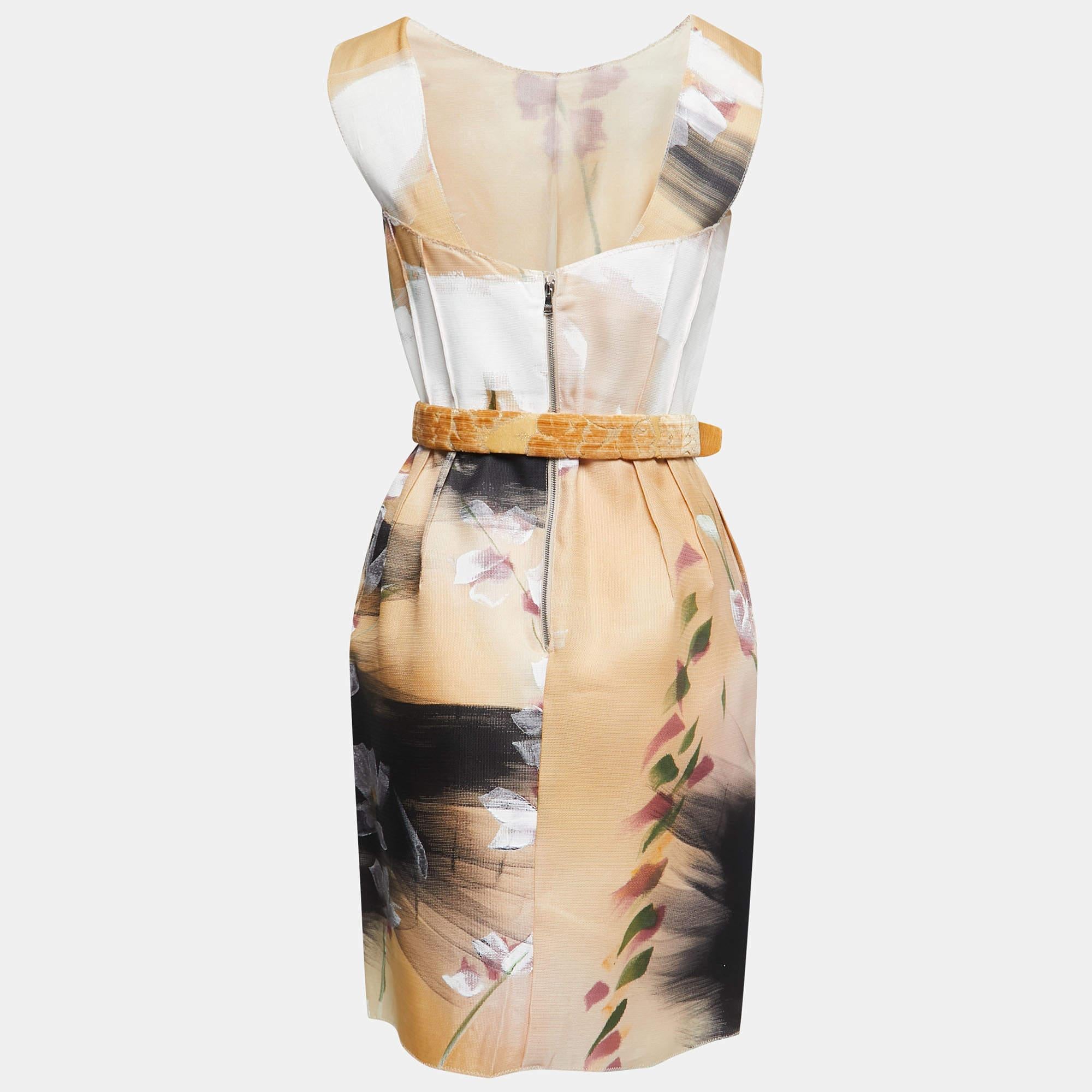 Make a luxe fashion statement by wearing this designer dress. It is tailored using fine fabric into a flattering silhouette.

