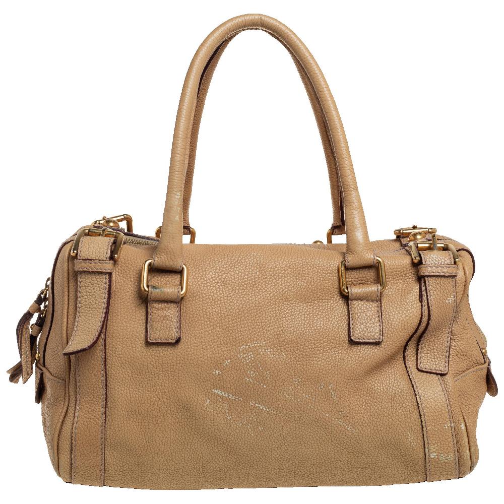 Diese schicke Miss Easy Way Boston Bag von Dolce & Gabbana passt sowohl zu Ihrer Freizeit- als auch zu Ihrer Abendgarderobe. Sie ist aus genarbtem Leder in Beige gefertigt und mit dem Markenemblem und einer Reißverschlusstasche auf der Vorderseite