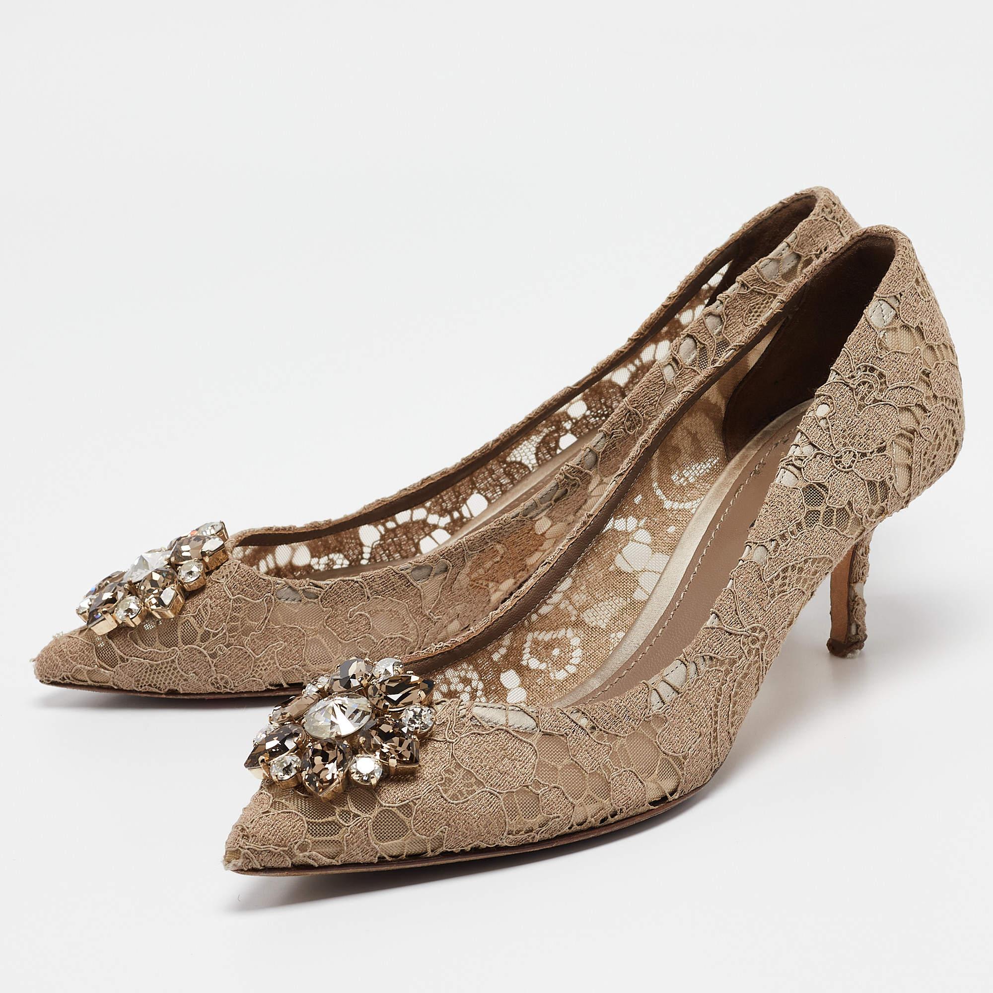 Faites preuve de chic avec ces escarpins de créateur. Ils présentent des talons robustes et des semelles durables, parfaits pour vos sorties à la mode.