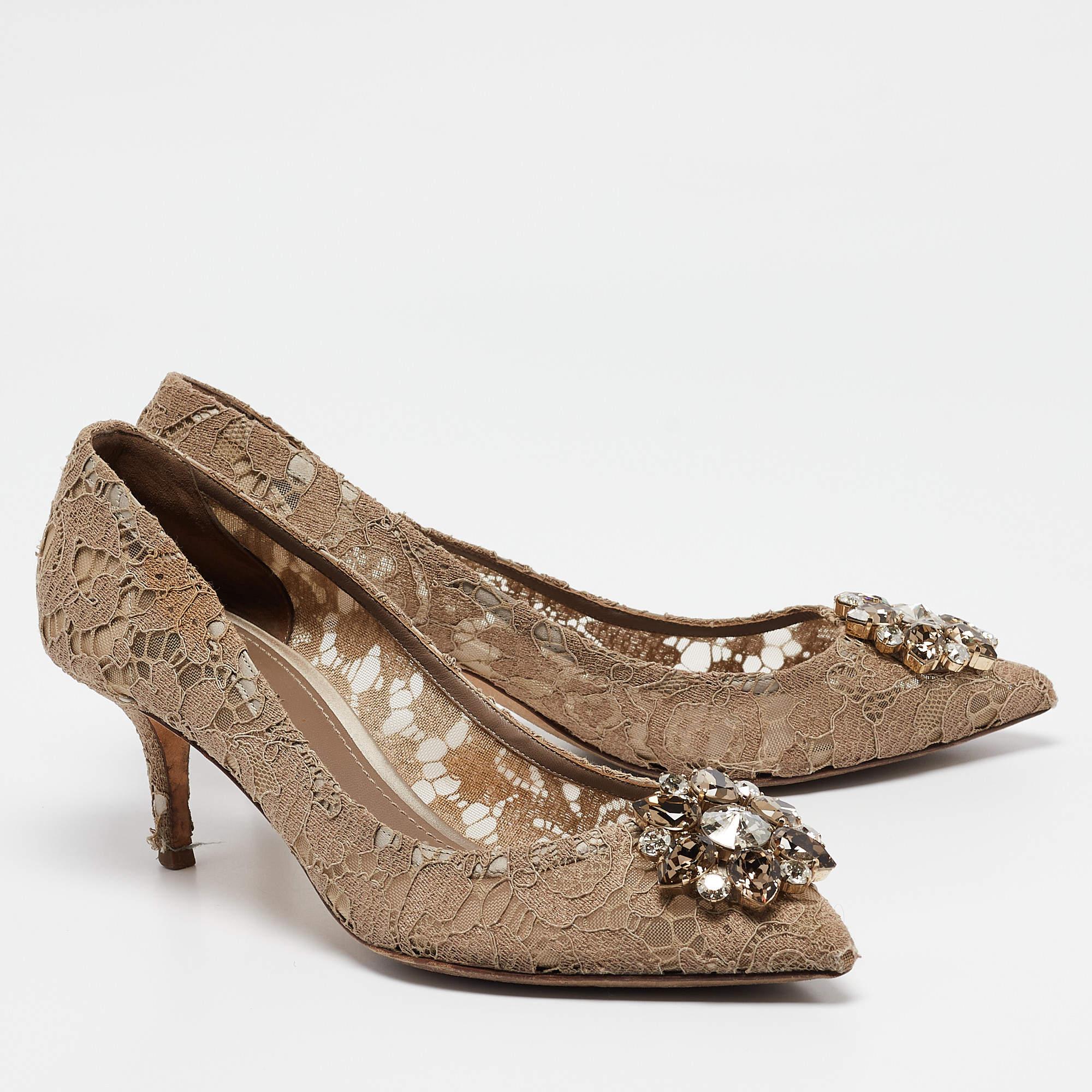 Dolce & Gabbana - Escarpins Bellucci en dentelle beige, taille 40,5 Bon état à Dubai, Al Qouz 2