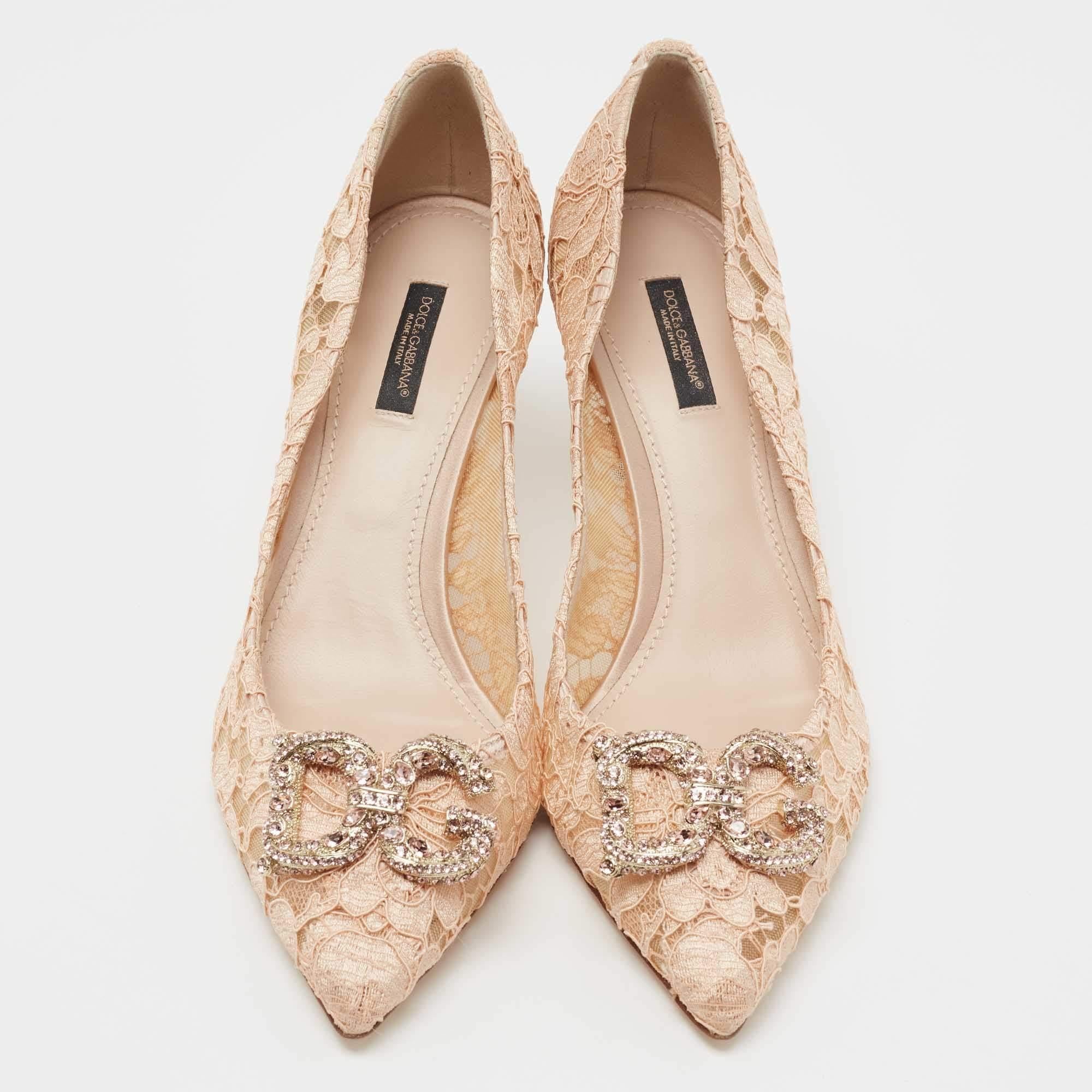 The alluring design and grand hue of these Dolce & Gabbana pumps make the pair a must-have. Crafted skilfully, these pumps are set on a durable base and comfortable heel. Choose this finely-designed pair of pumps to make a luxe fashion